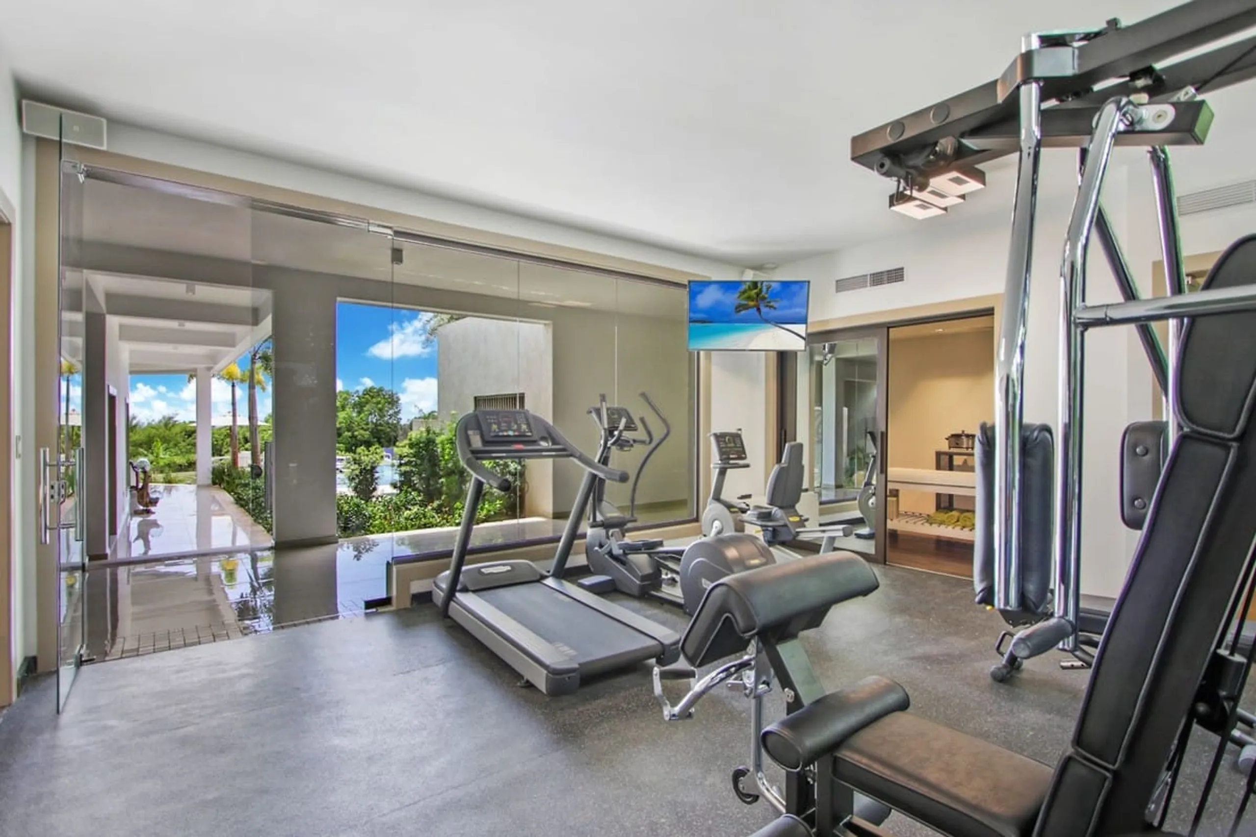Beautiful Tropical Villa with Invigorating Pool — photograph 9