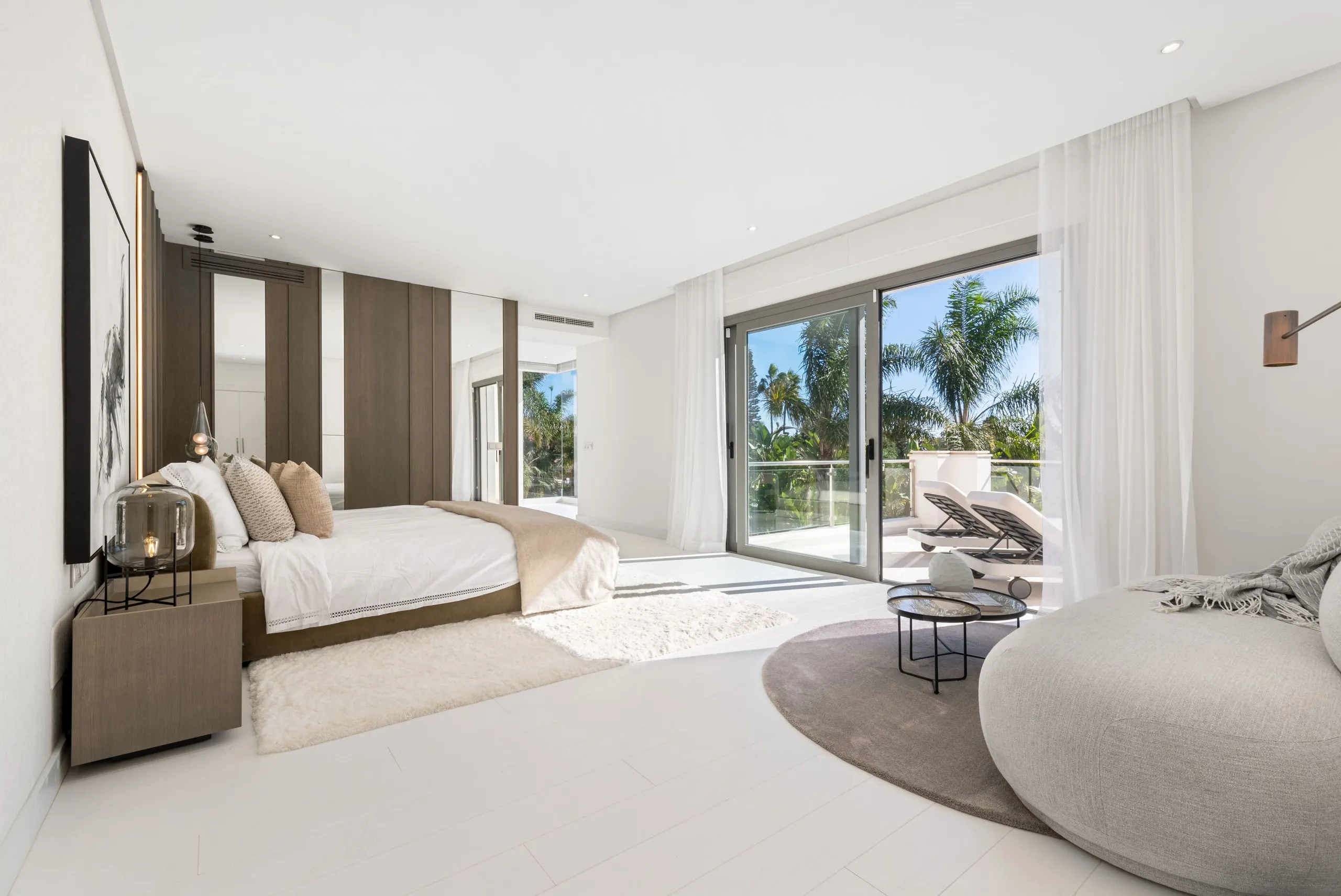 Stately Contemporary Villa with Heated Pool, Cinema and Gym — photograph 9