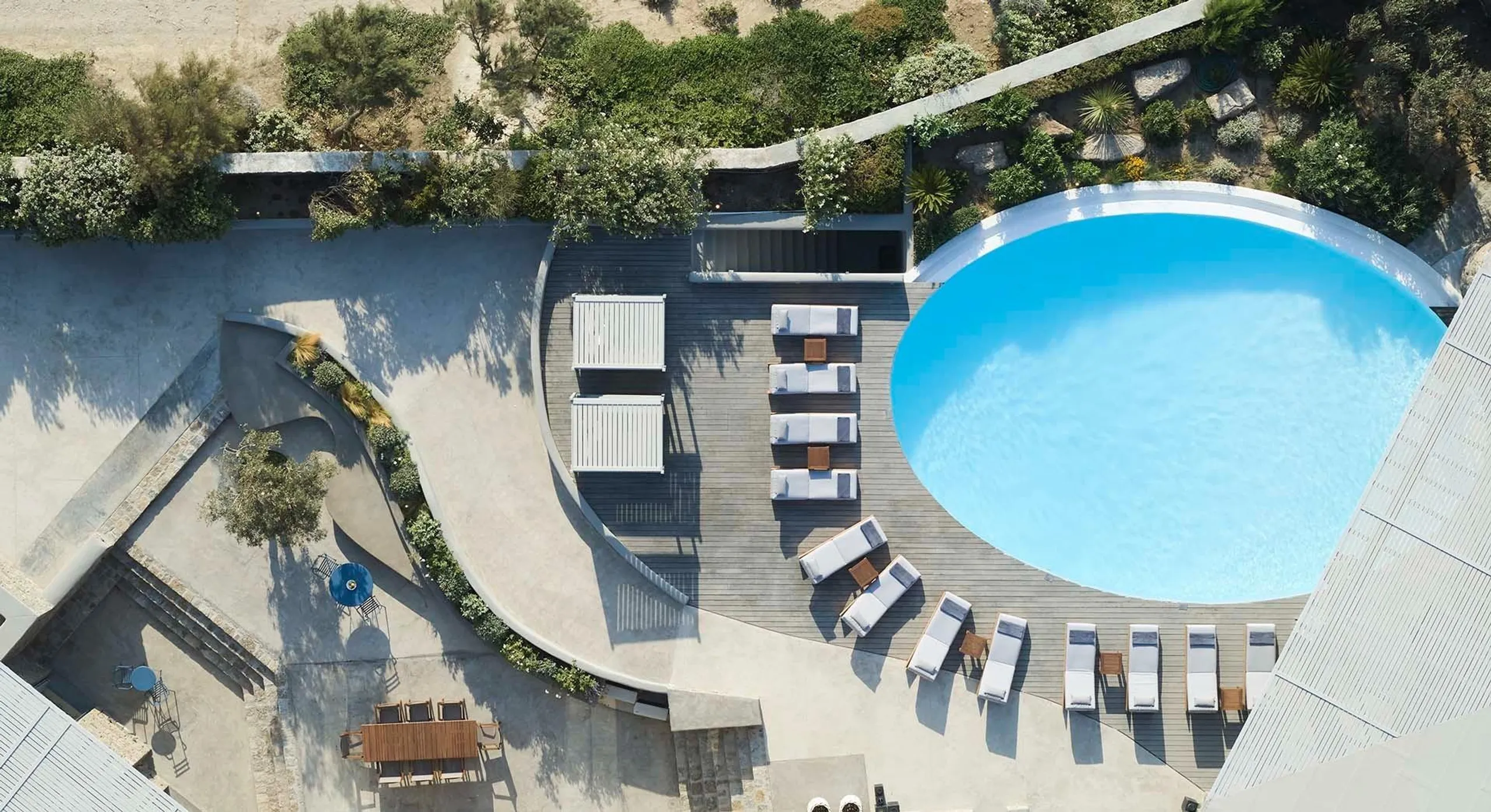 Indulge in the Elegance of a Villa Oasis with Breathtaking Views — photograph 2