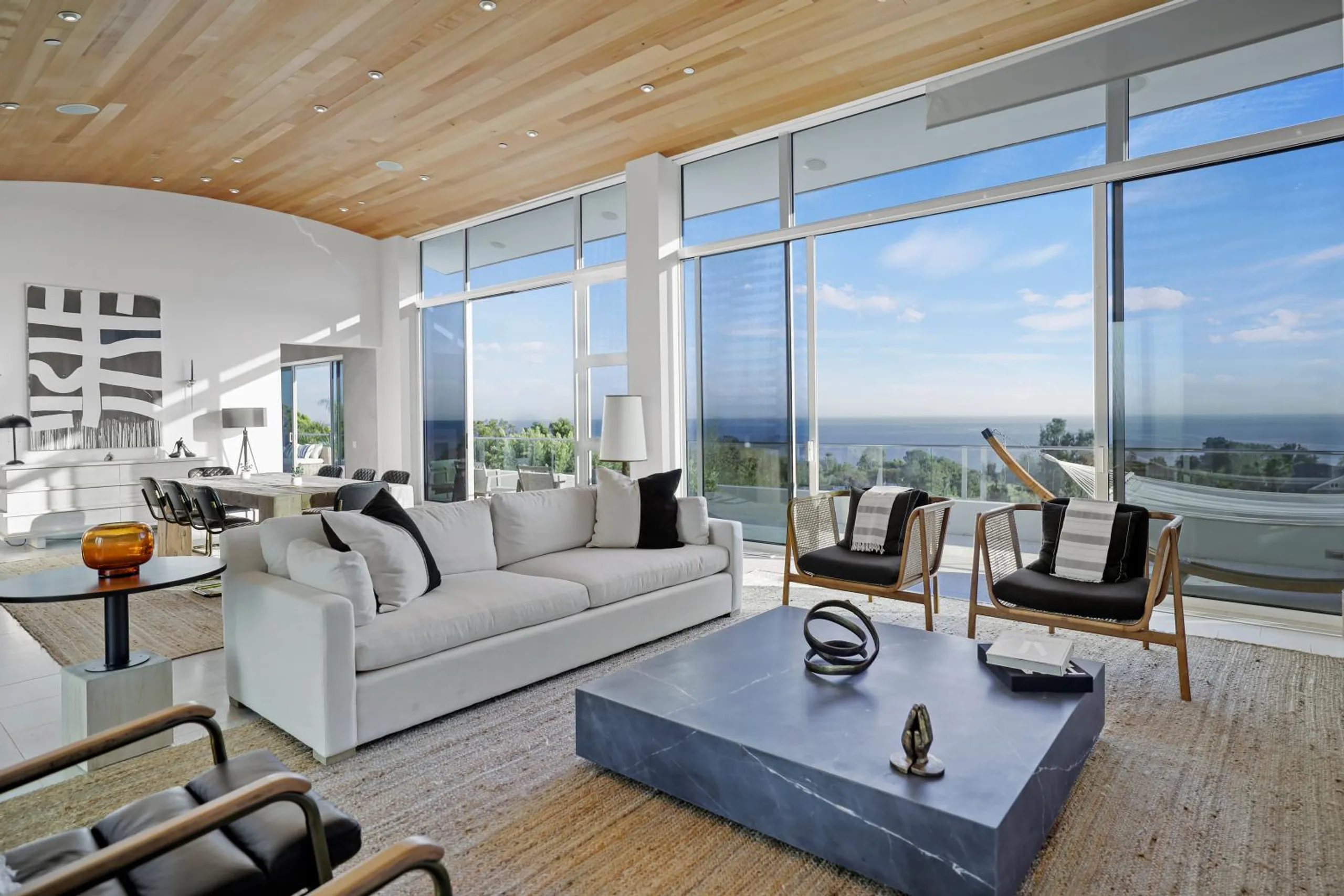 Architectural Malibu Estate with Infinity Pool and Tennis Court — photograph 9