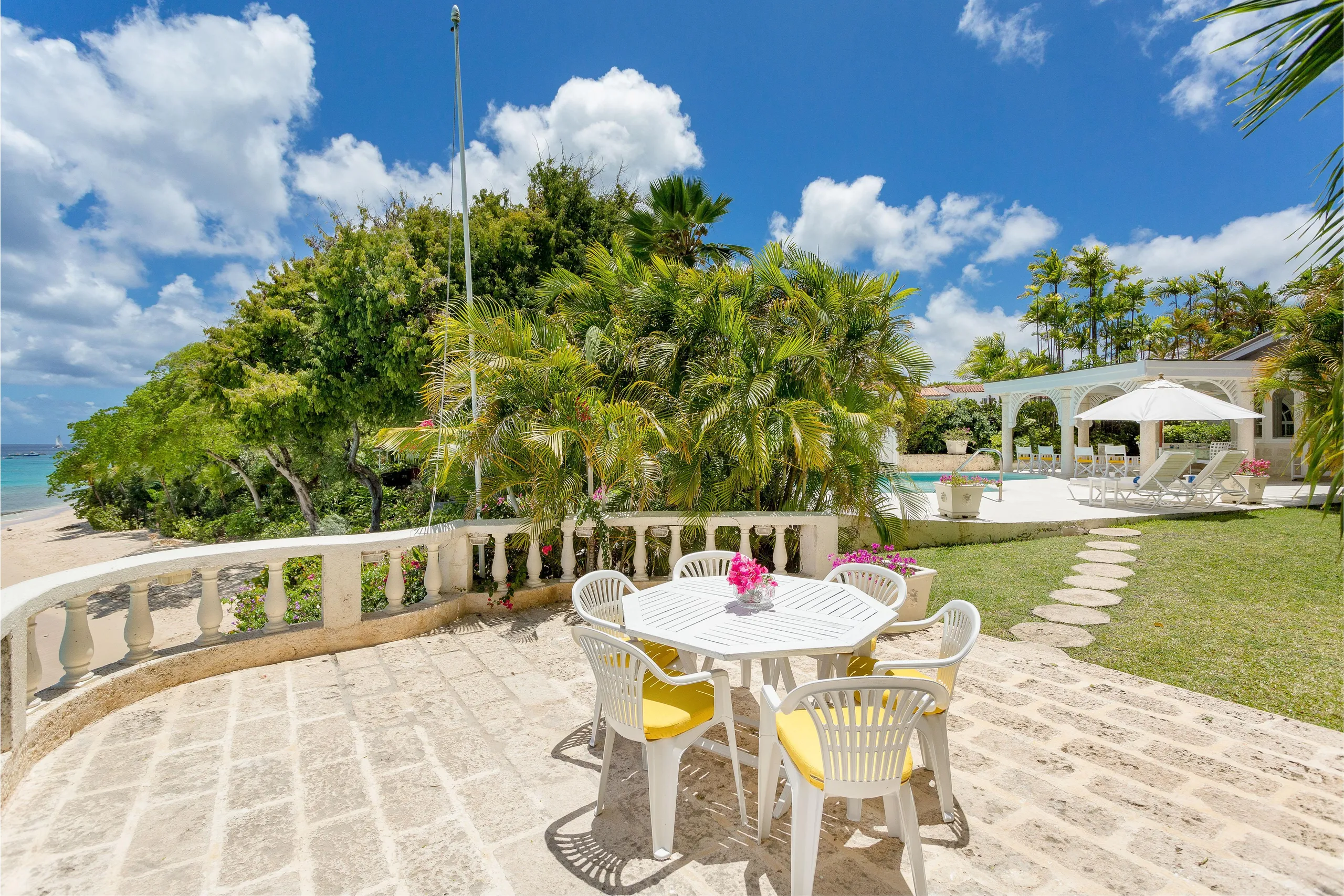 Barbados Magnificient Beachfront Villa with Calming Sea Views — photograph 9