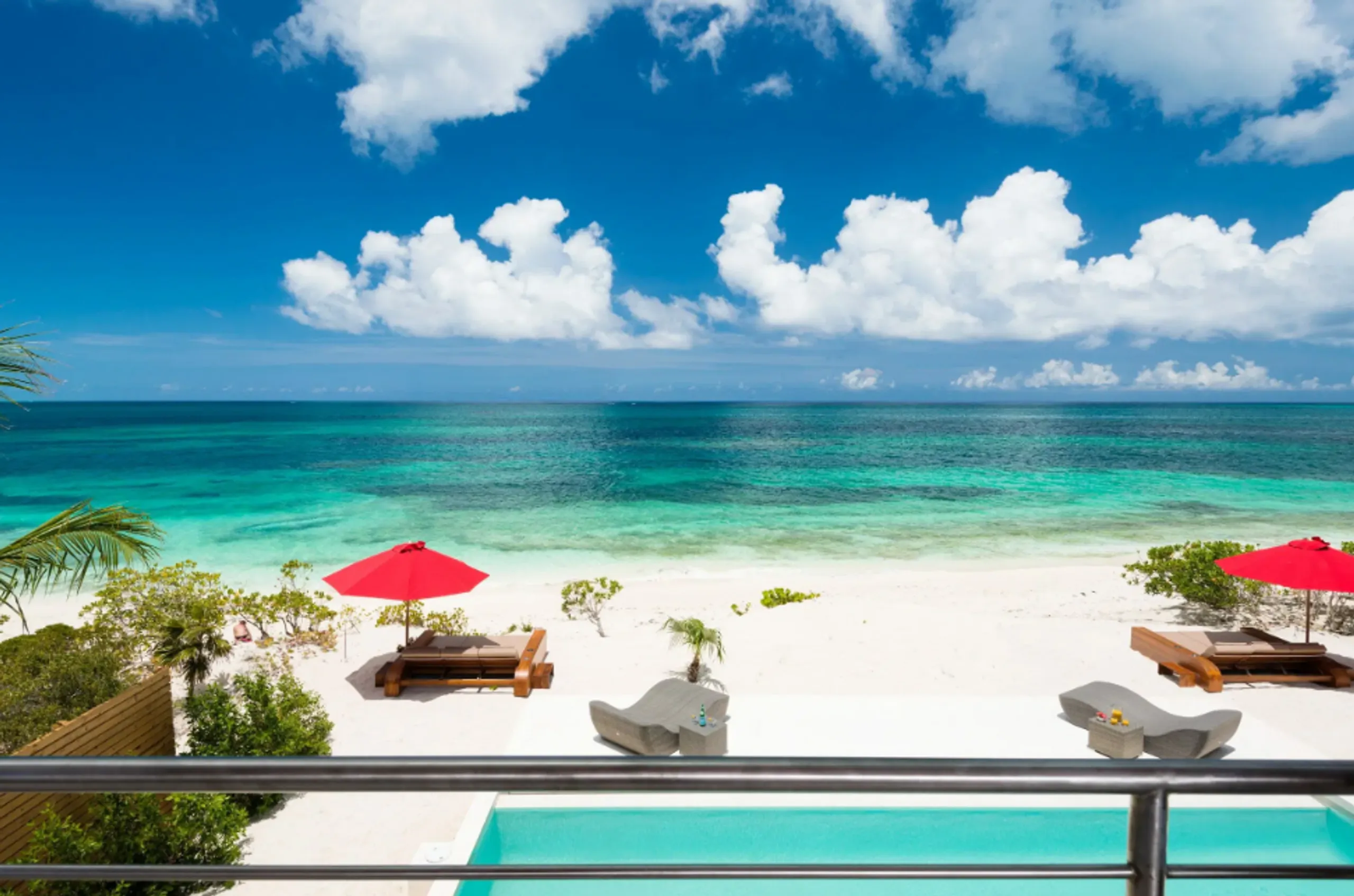 Gorgeous Ocean Front Modern Contemporary Villa with Private Pool on Grace Bay — photograph 4