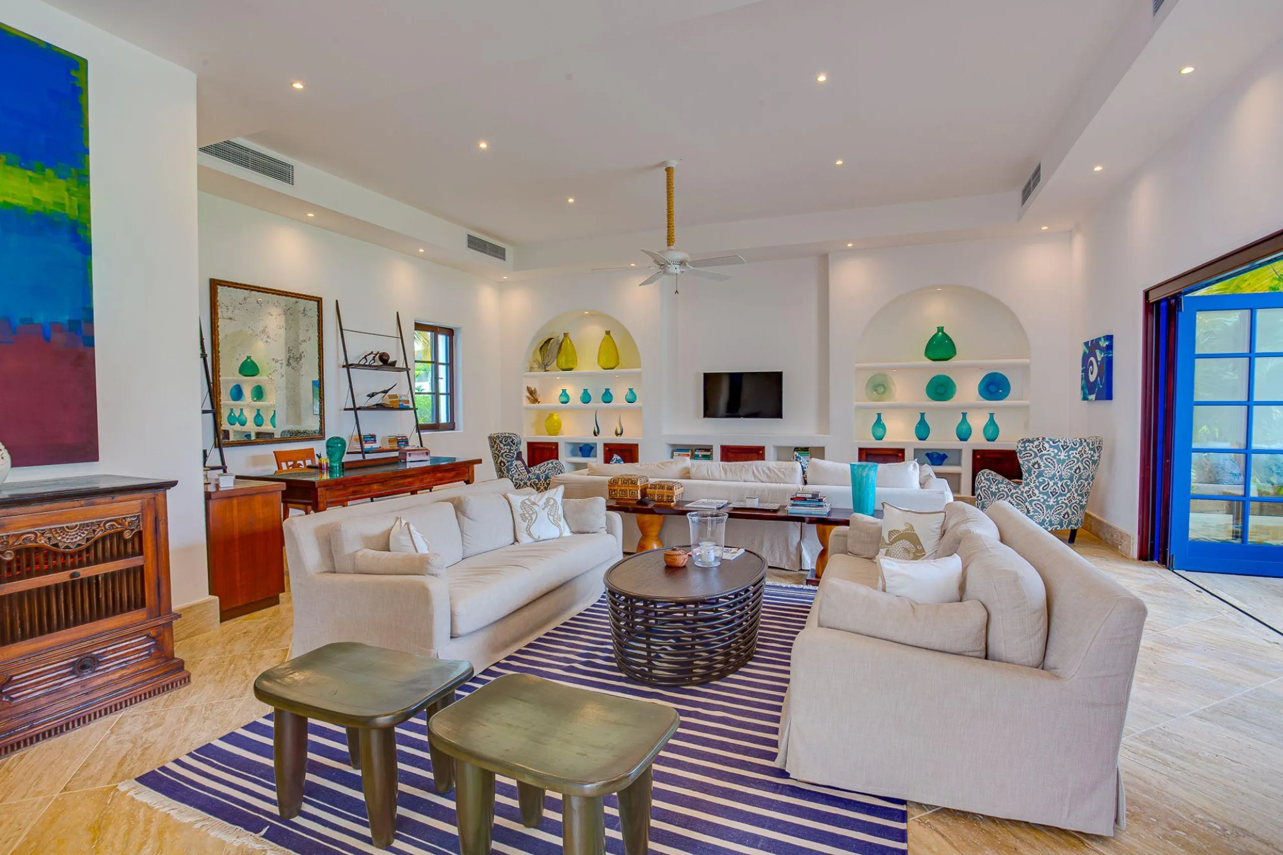 Splendid Beachfront Estate with Invigorating Pool and Grand Garden Grounds — photograph 7
