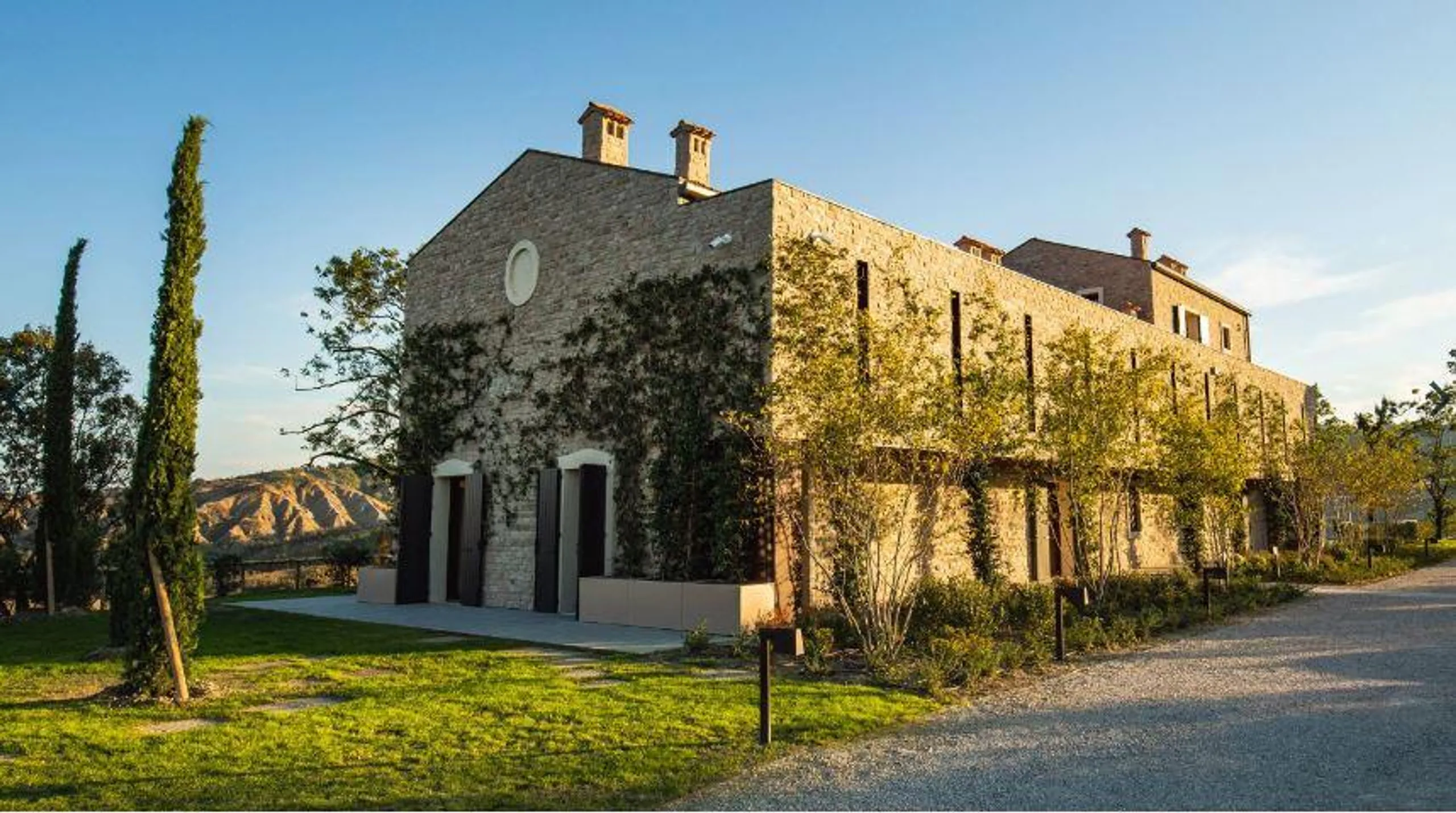 Classic Italian Luxury Estate with Private Pool and Stunning Gully Views — photograph 5