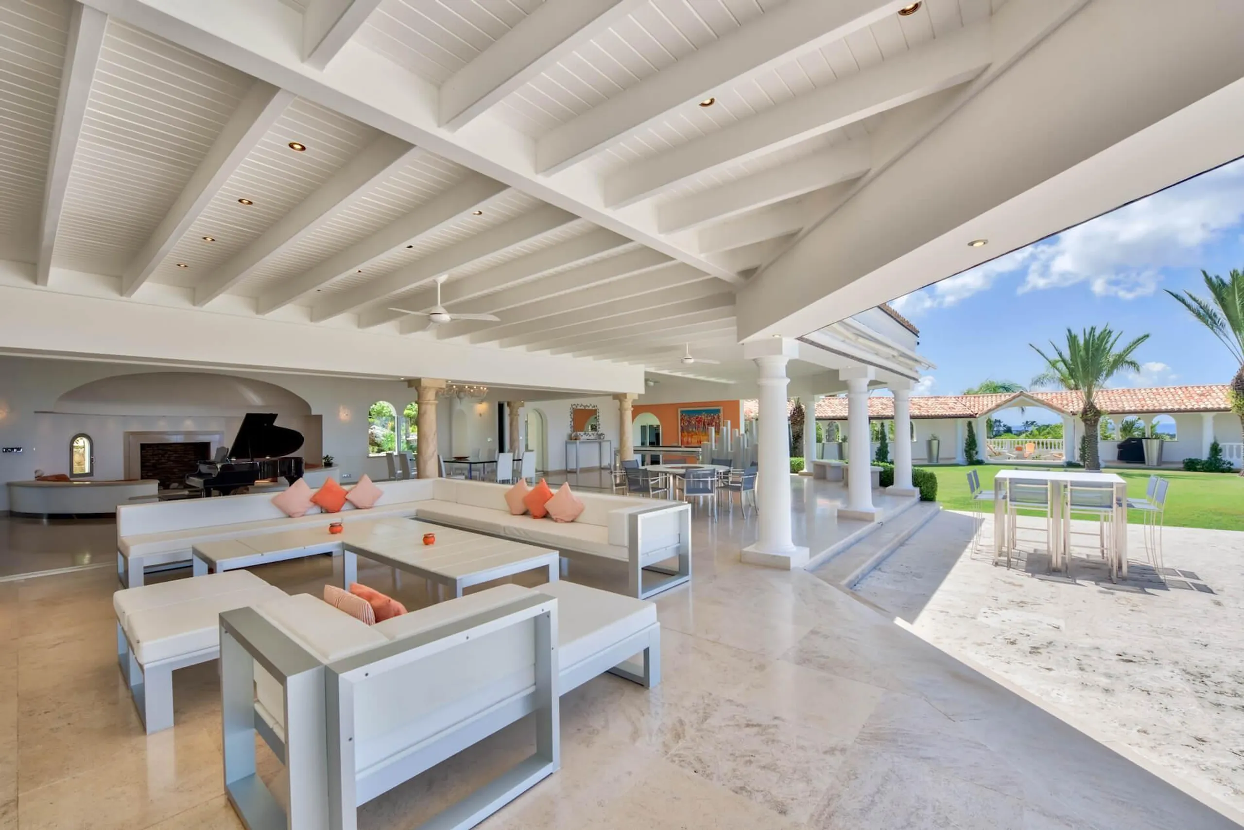 Grand Luxury Villa with 2 Large Swimming Pools and Ocean Views — photograph 12