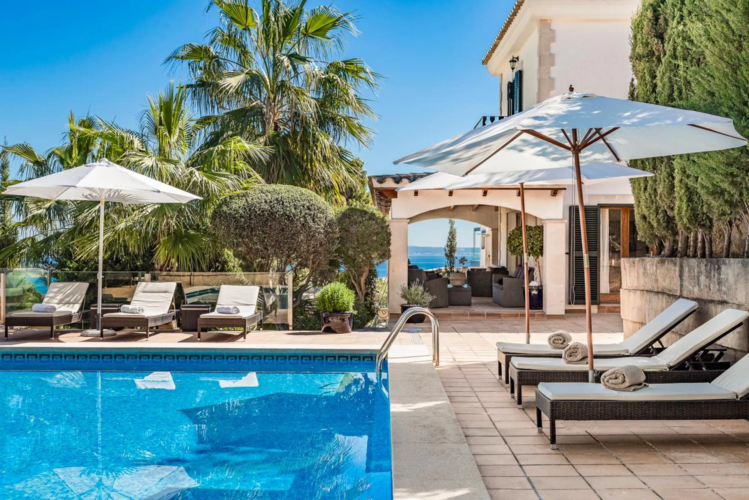 Sumptuous Hillside Villa 5 Bedroom Villa with Private Pool, and Bay Views — photograph 3