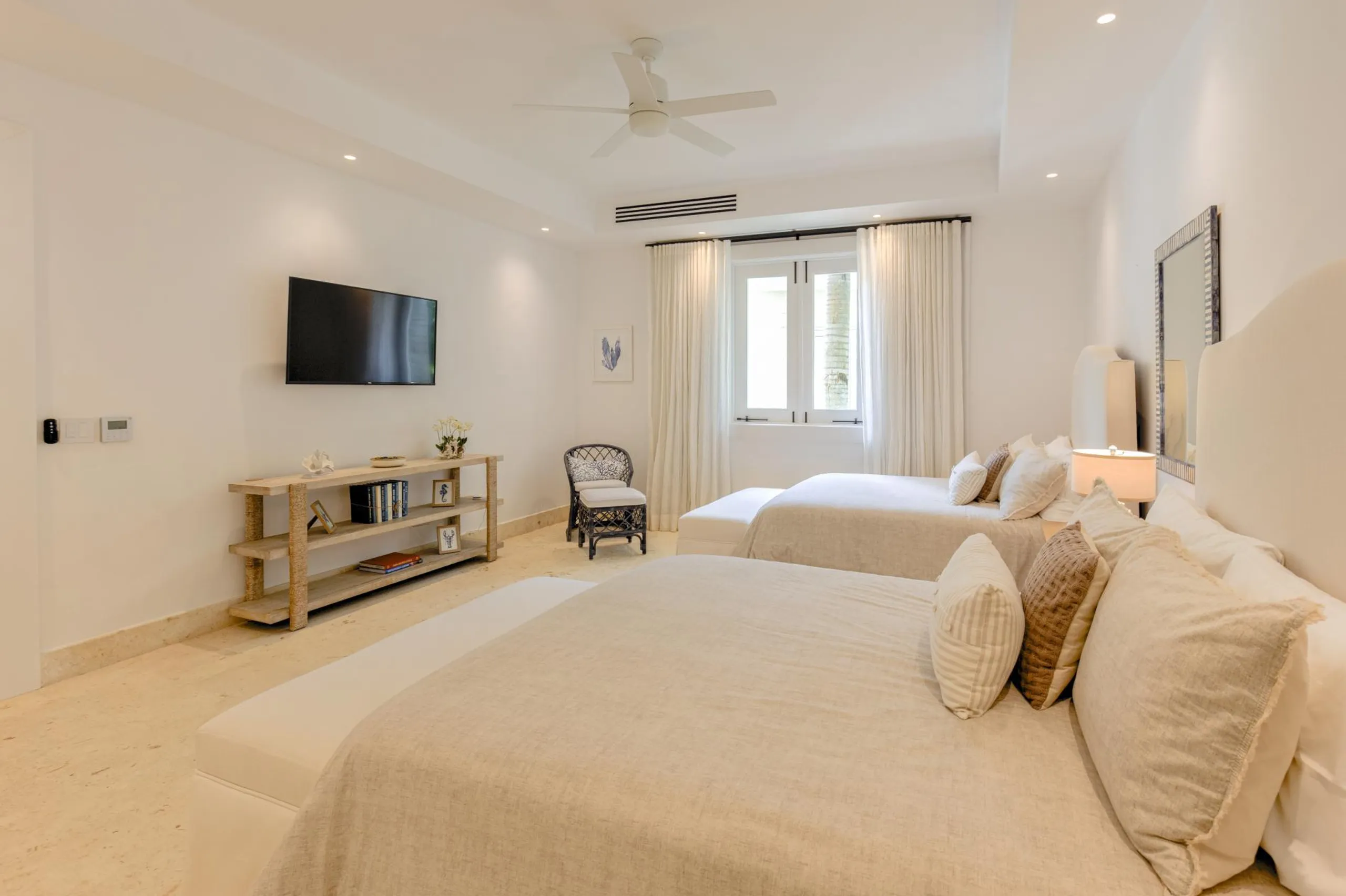 Exquisitely Furnished Villa with Private Pool, Green Meadows and Golf Courses — photograph 12