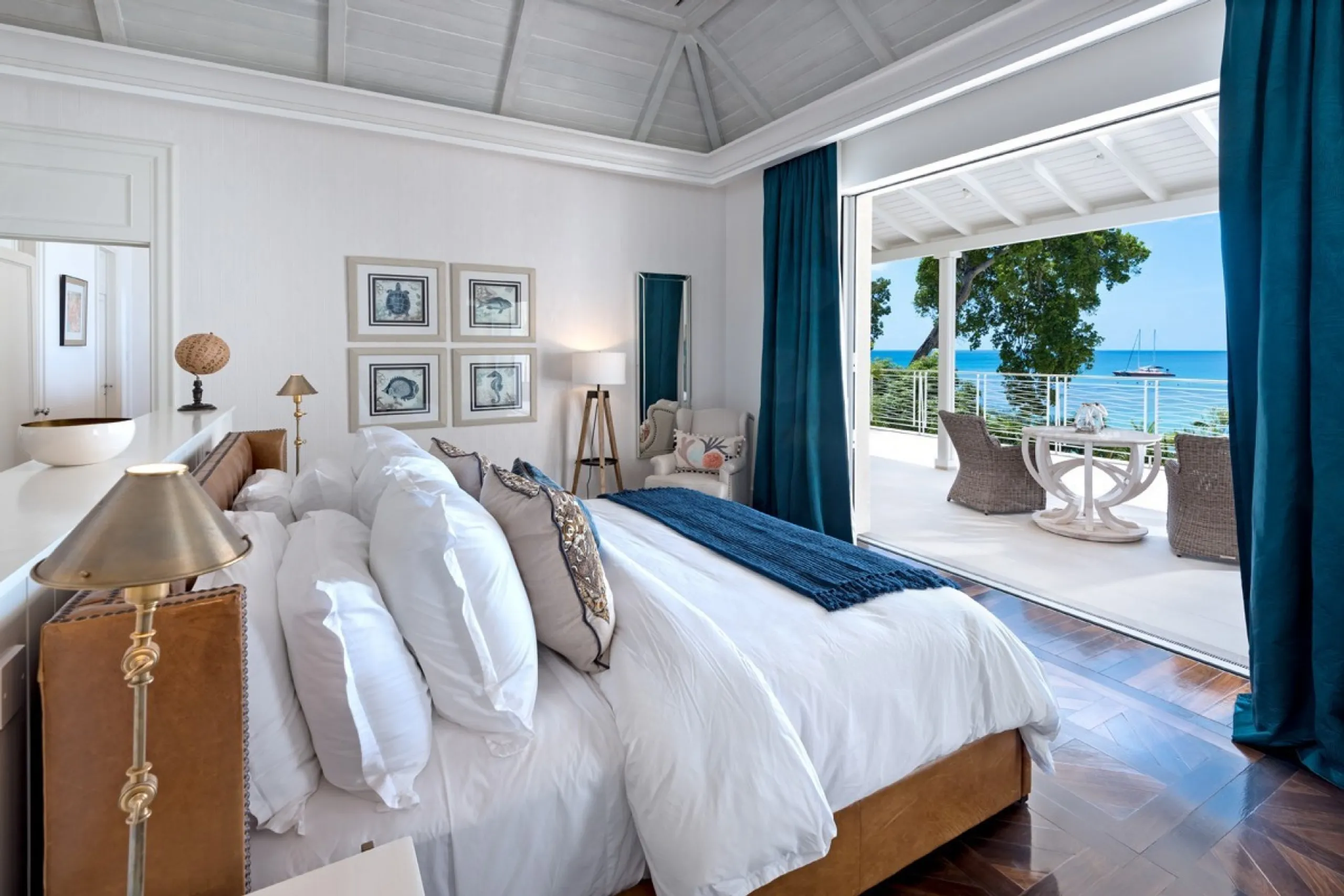 Sophisticated Contemporary Villa with Private Pool and Beach Views — photograph 7