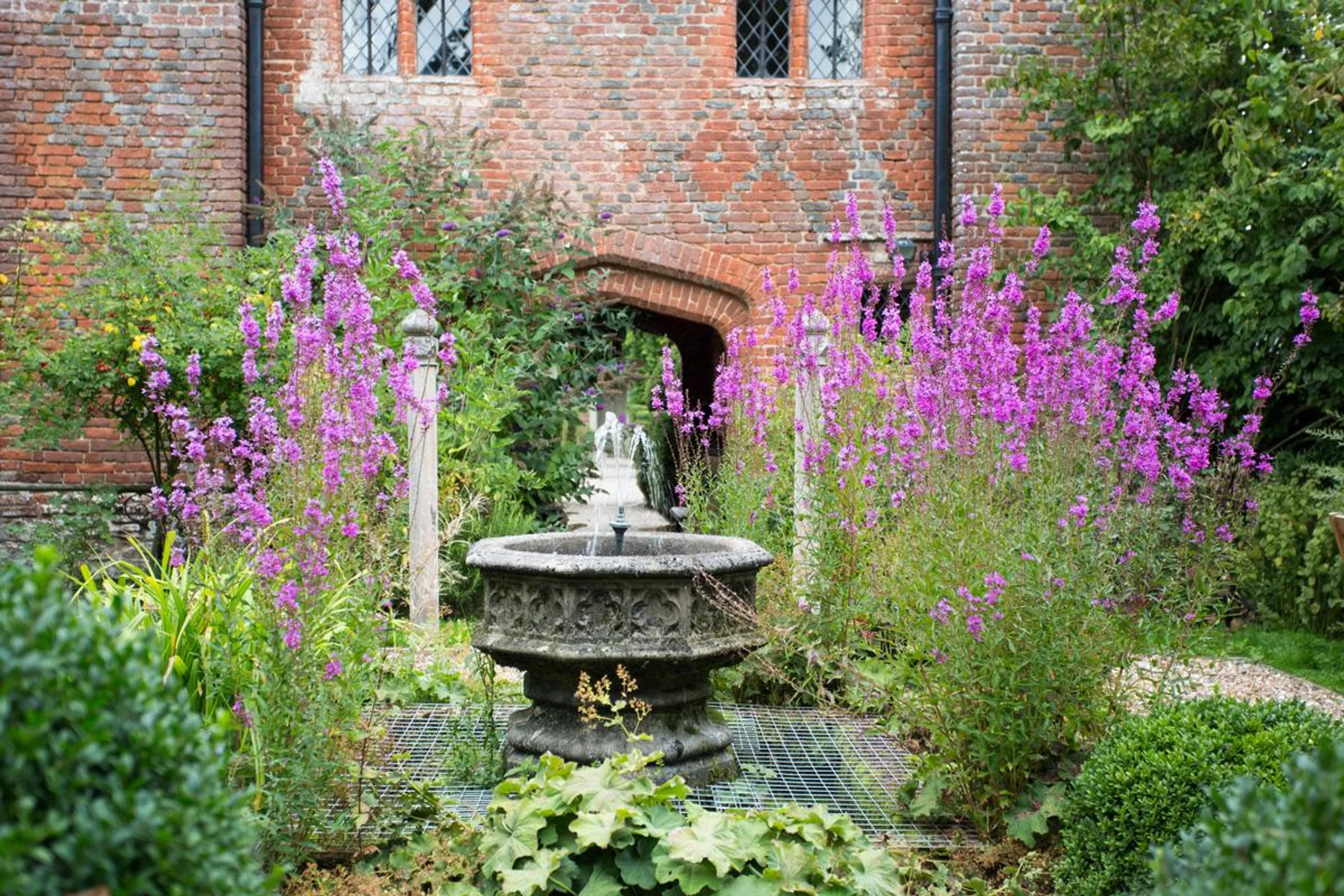 Serene Historic Villa with Sun Terraces and Garden Views of Ancient Woodland — photograph 5