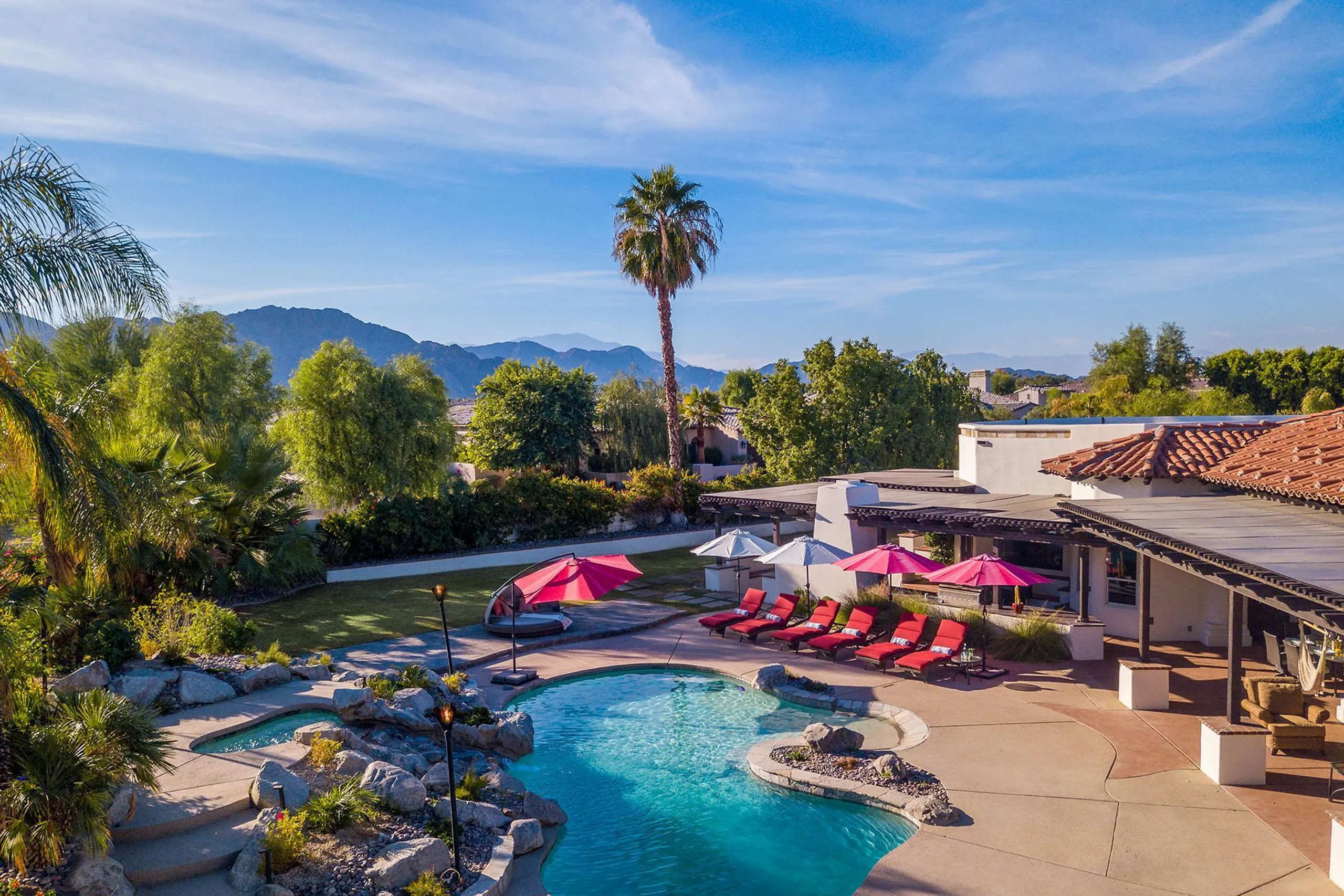 Private Paradise Villa with Resort Style Pool and BBQ Pavilion — photograph 3