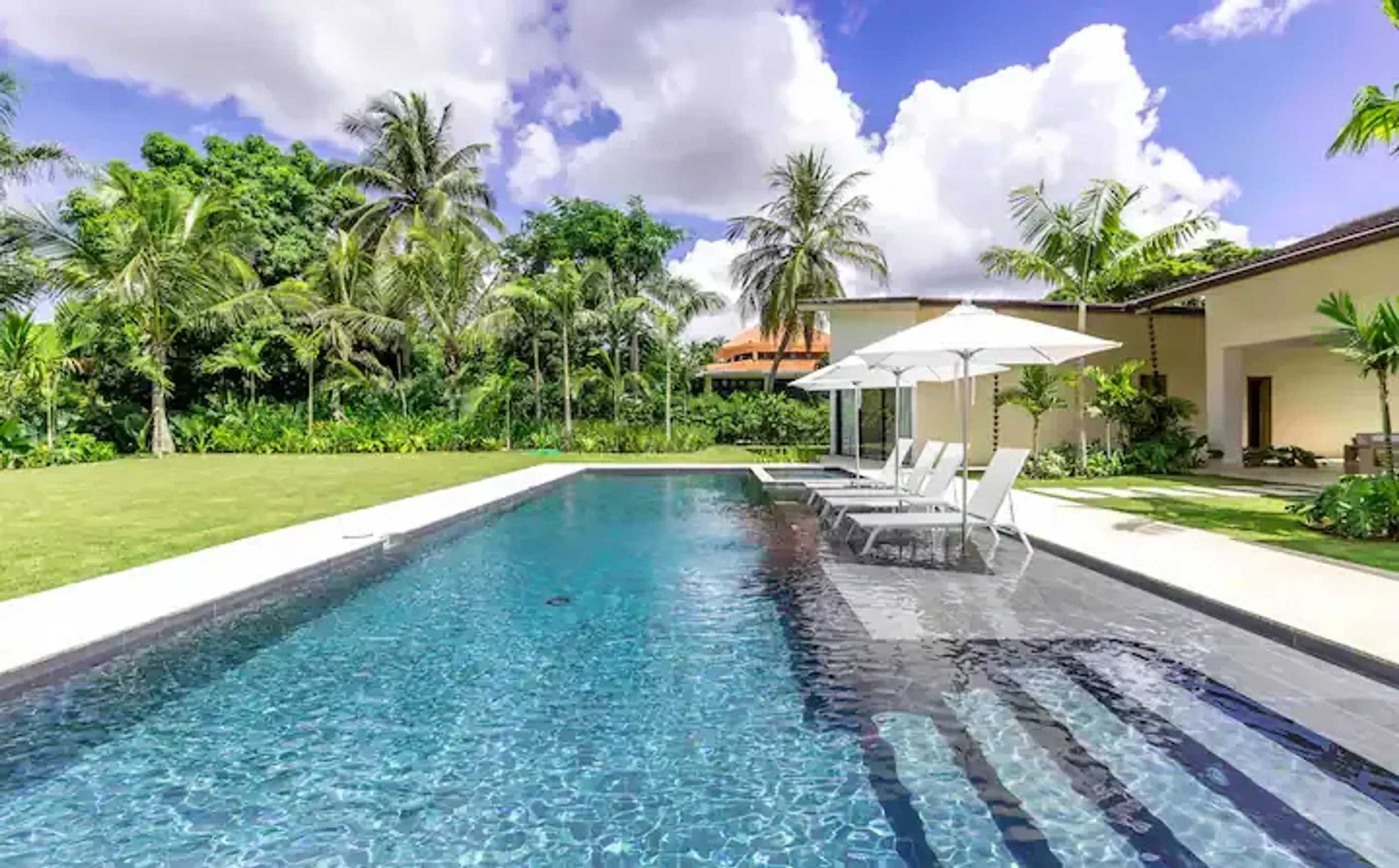 Magnificent Villa with Private Pool and Lush Greenery Surroundings — photograph 2