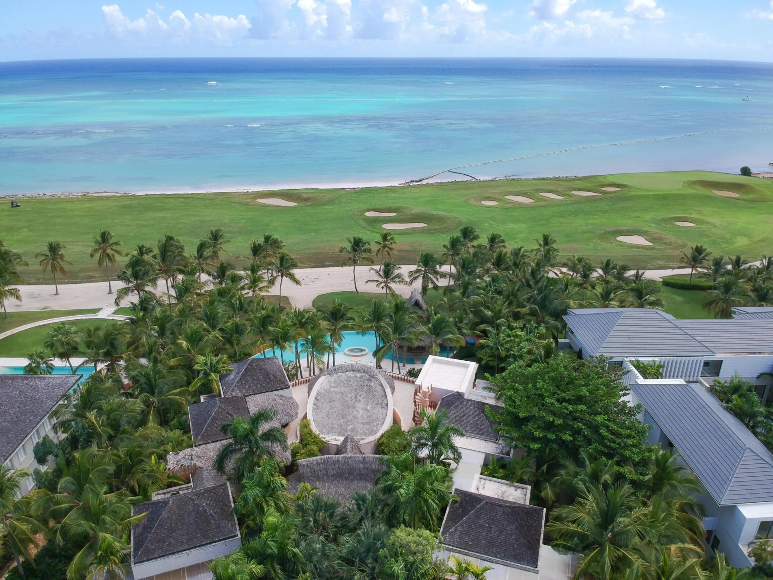 Oceanfront Villa Merging Classic and Modern Architecture with Private Pool and Golf Course Views — photograph 6