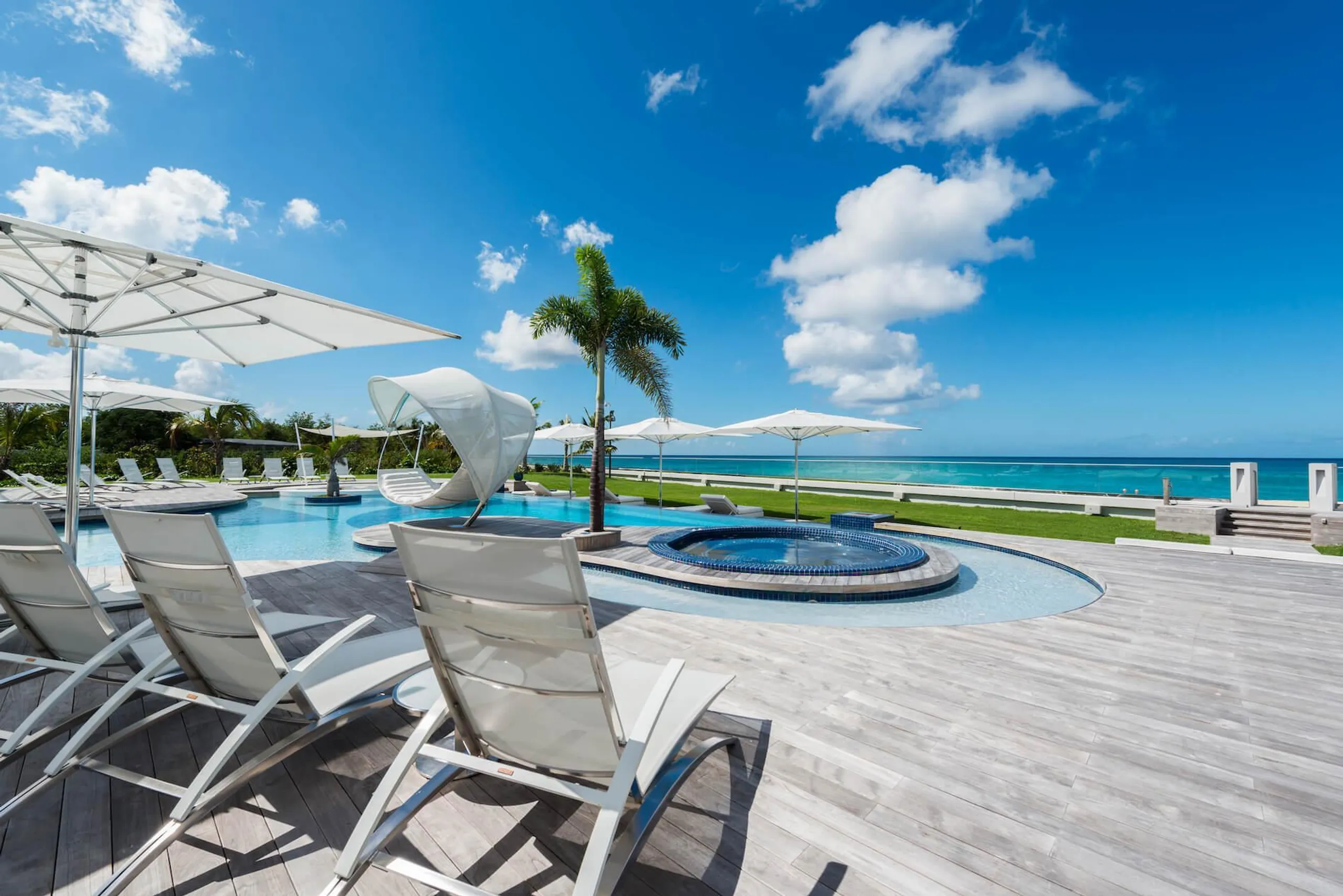 Contemporary Beach Front Villa in Plum Bay with Stunning Views and Amenities — photograph 12
