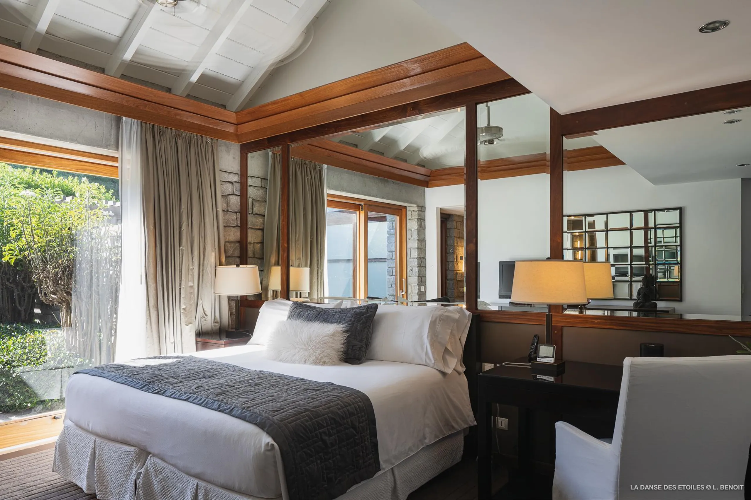 Impeccably Designed Seaside Villa with Infinity Pool and Panoramic Ocean Views — photograph 11
