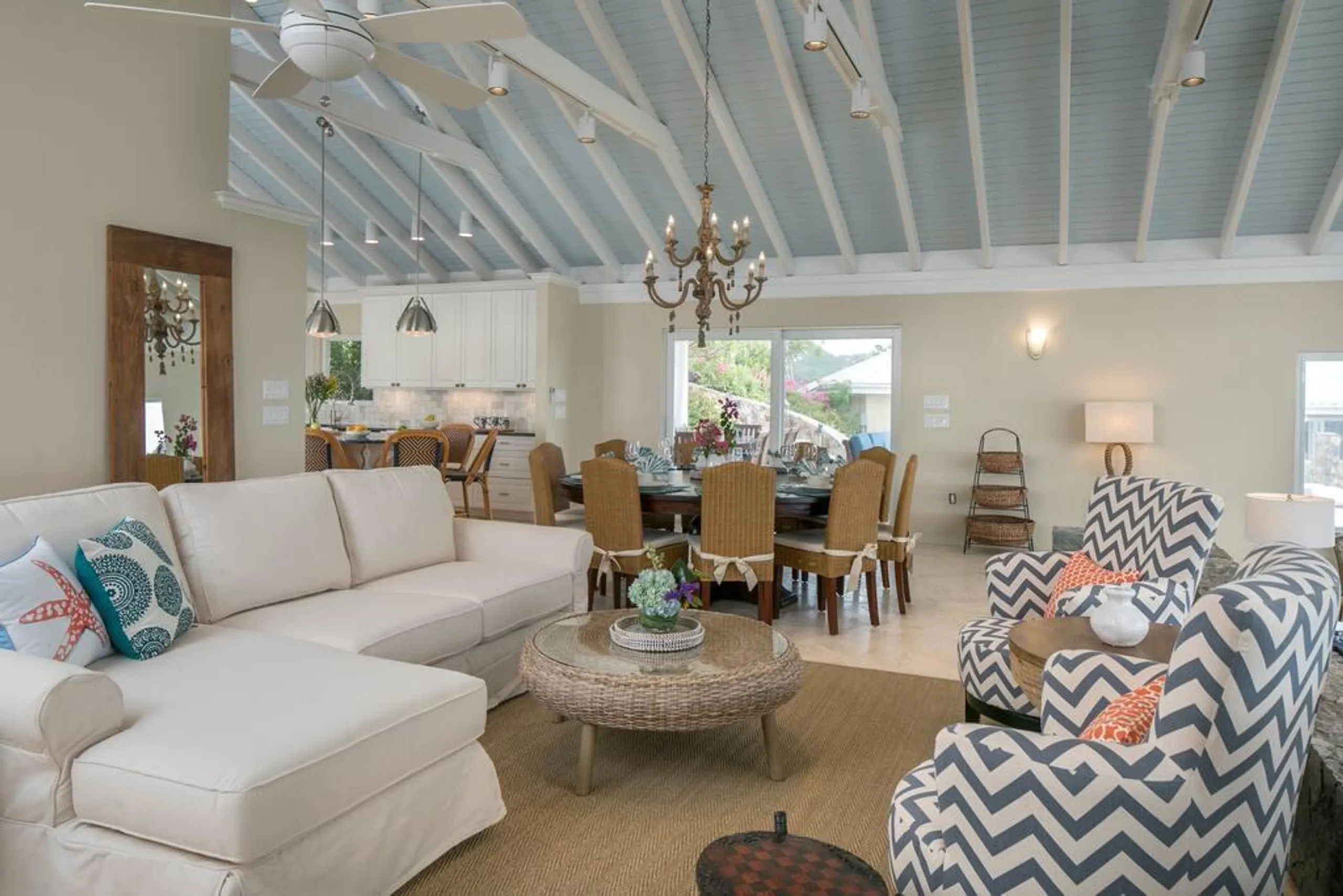 Magnificent Cruz Bay Estate with Invigorating Pool and Sun Deck — photograph 10