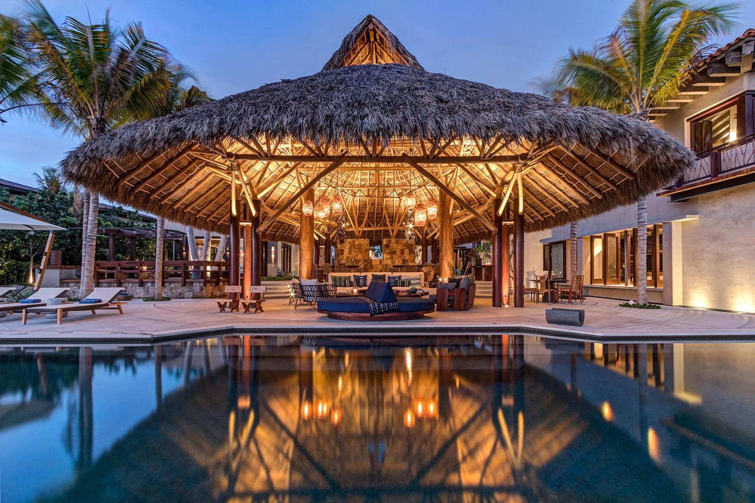 La Punta Grand Beachfront Estate with Infinity Pool and Endless Ocean Views — photograph 2