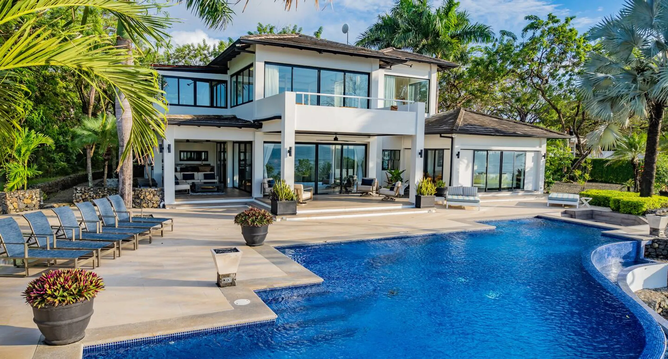 Stunning 7BR Oceanfront Estate with Invigorating Pool — photograph 4