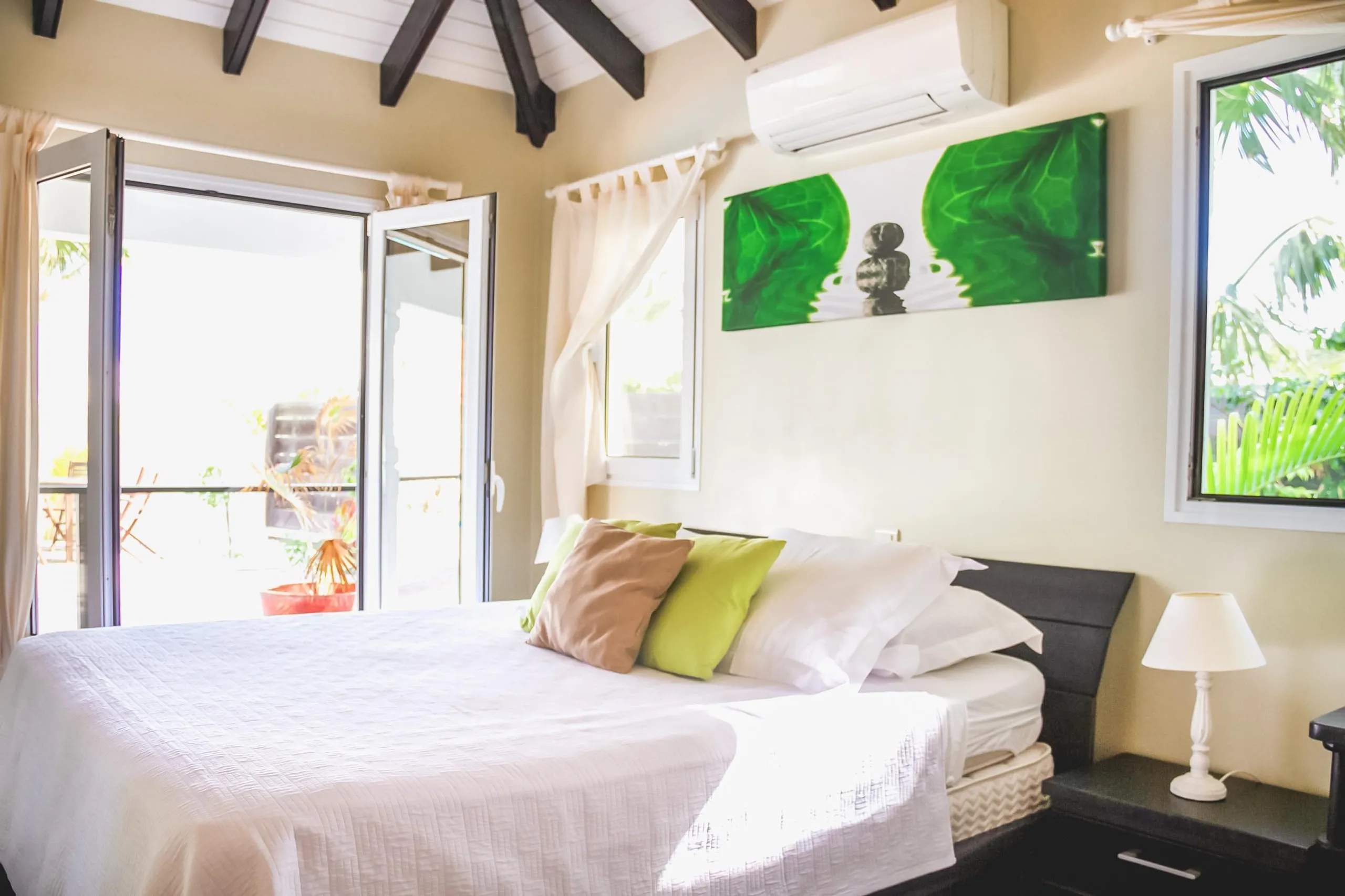 Lavish Seaview Villa with Private Pool and Walks to Beach — photograph 10