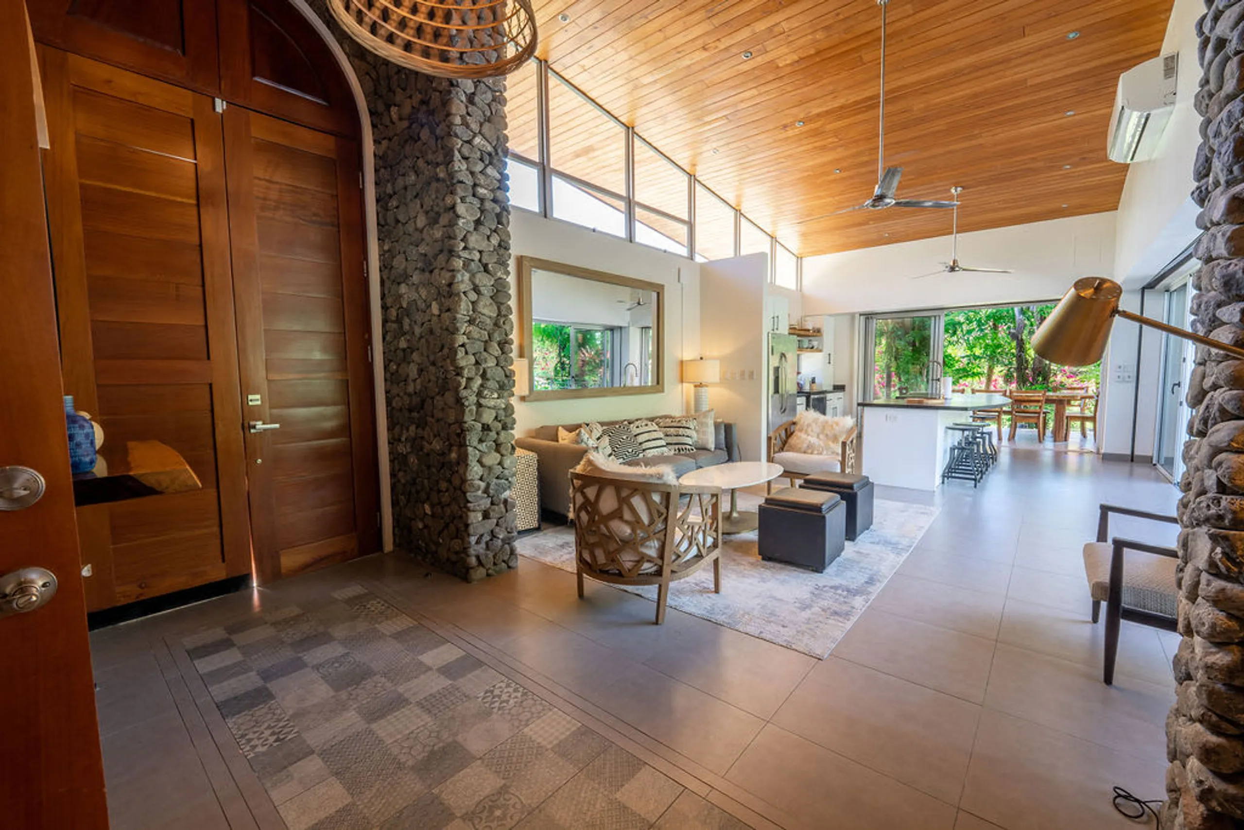 Exquisite Modern Villa with Private Pool, Steps from the Beach — photograph 8