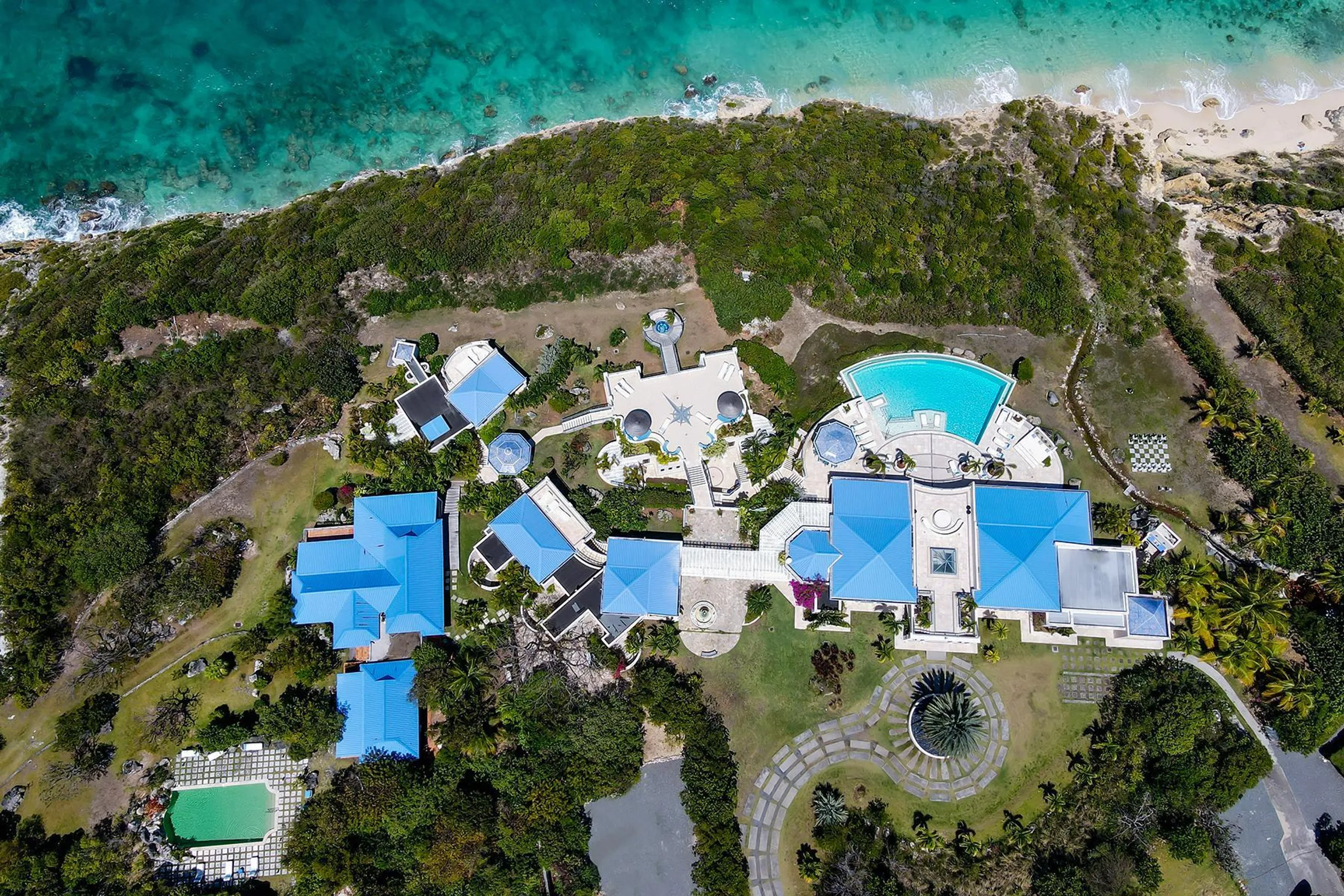 Clifftop Grand Compound with Infinity Pool and Panoramic Views  in St. Martin — photograph 8
