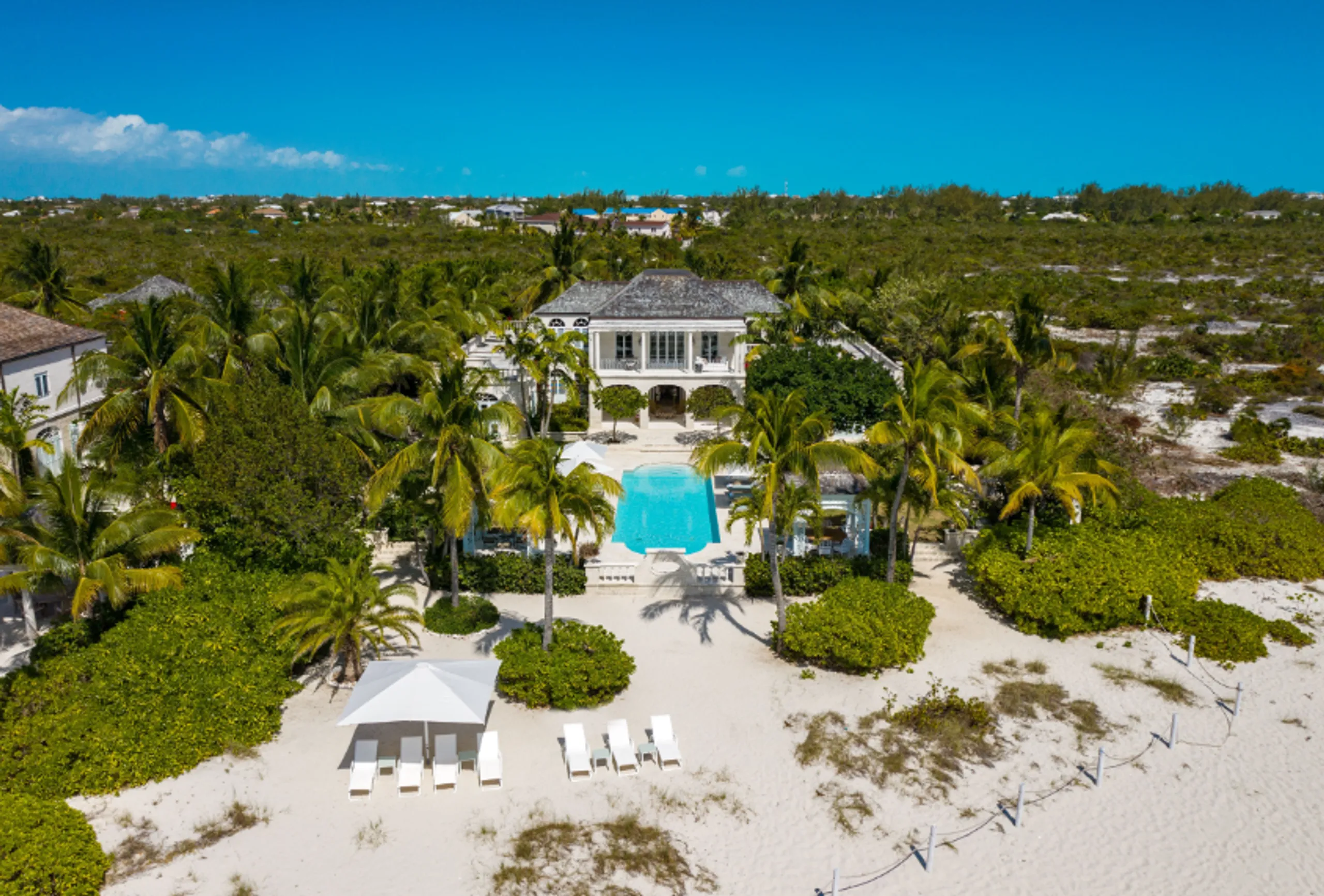 Ocean Front Grand Luxury Oasis with Private Pool and Ocean Views — photograph 6