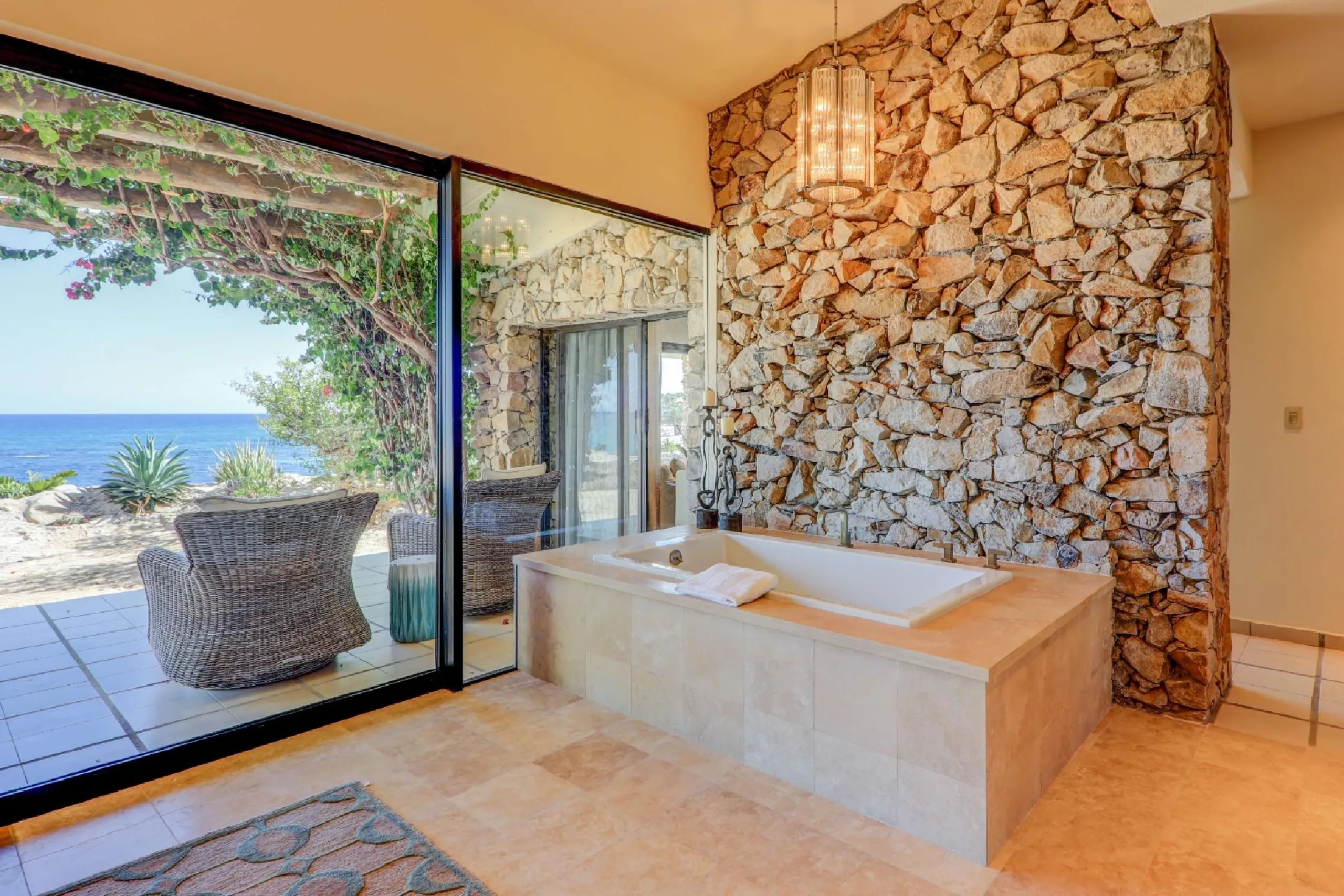 Charming Oceanfront Palmilla Estate with Private Pool and Ocean Views — photograph 11