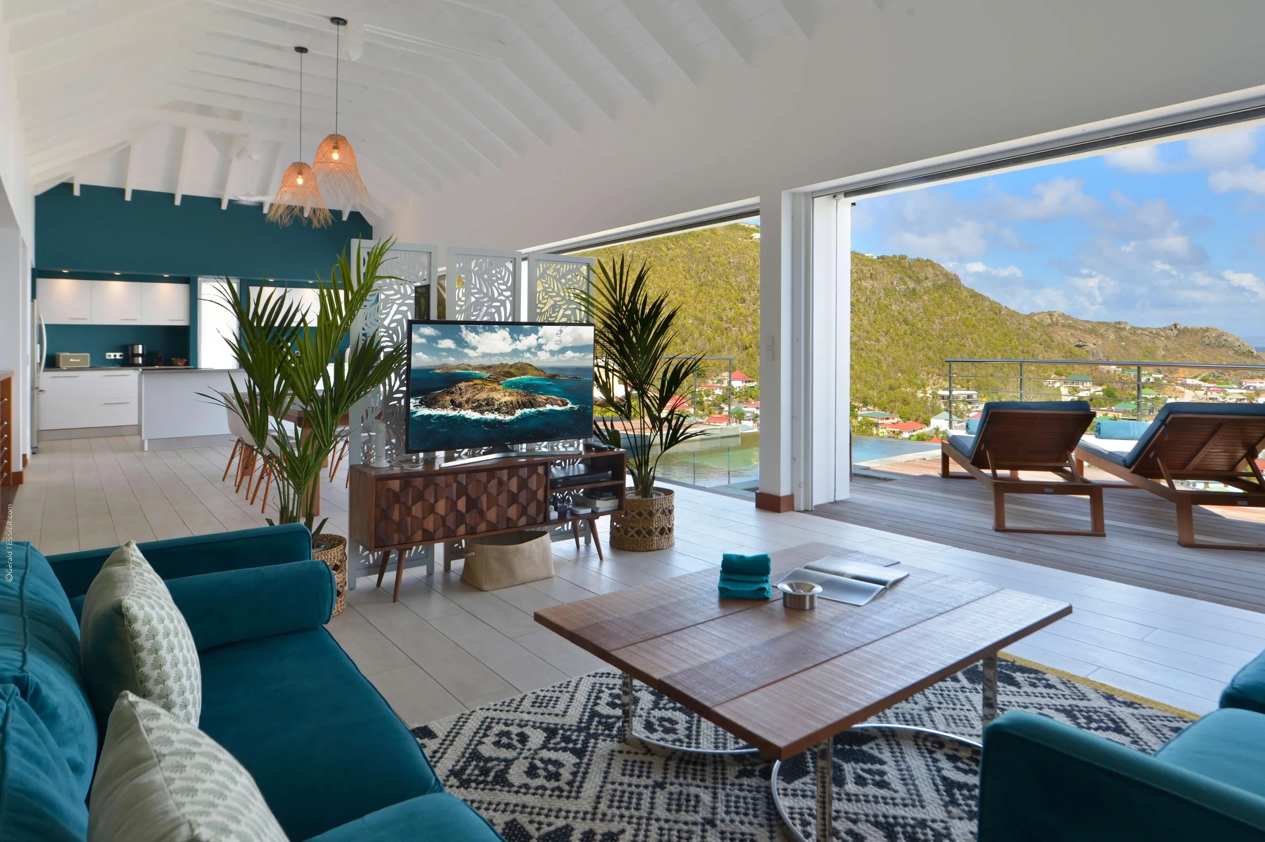 Elegant Contemporary Villa with Infinity Pool and Pristine Views of Flamands Beach — photograph 3