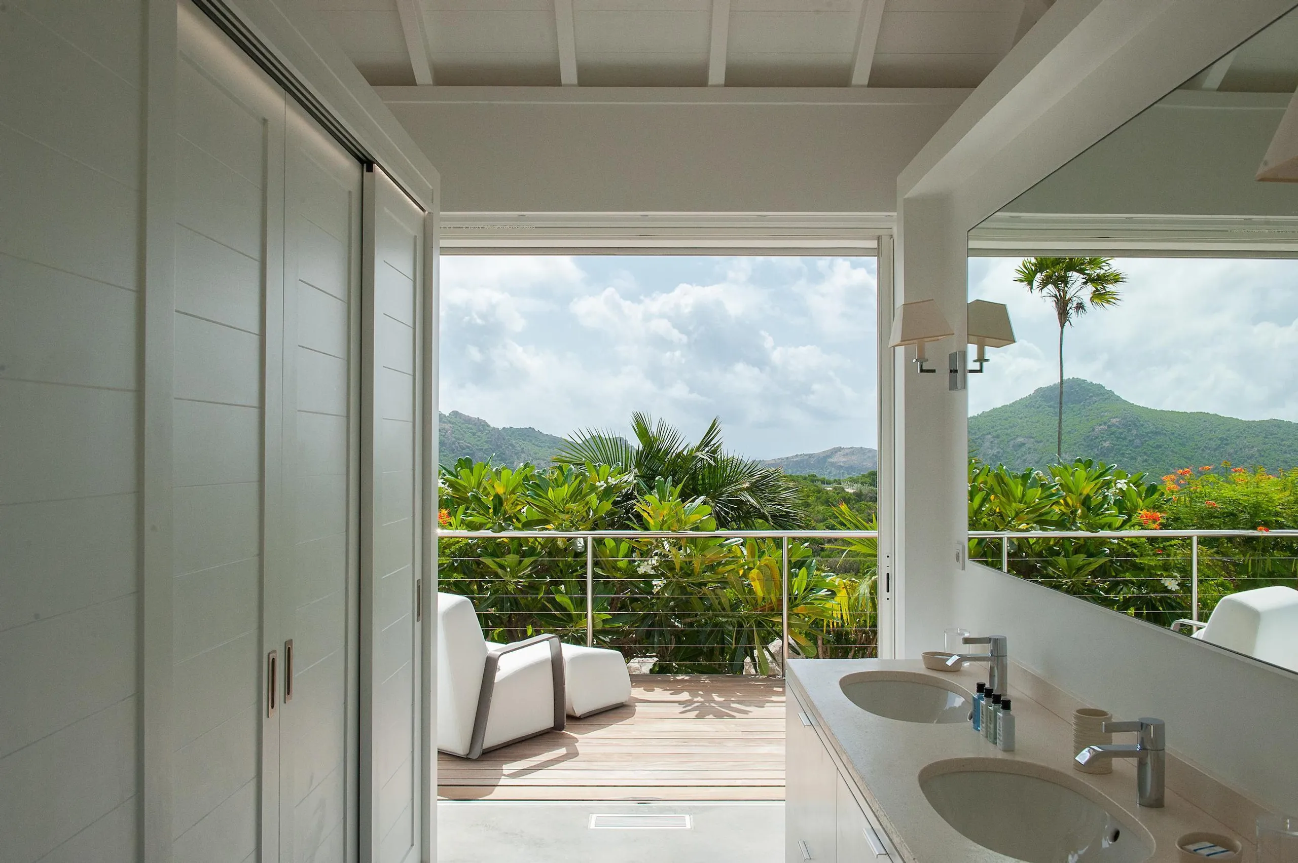 Exquisite Seaside Villa with Private Pool and Home Gym — photograph 10