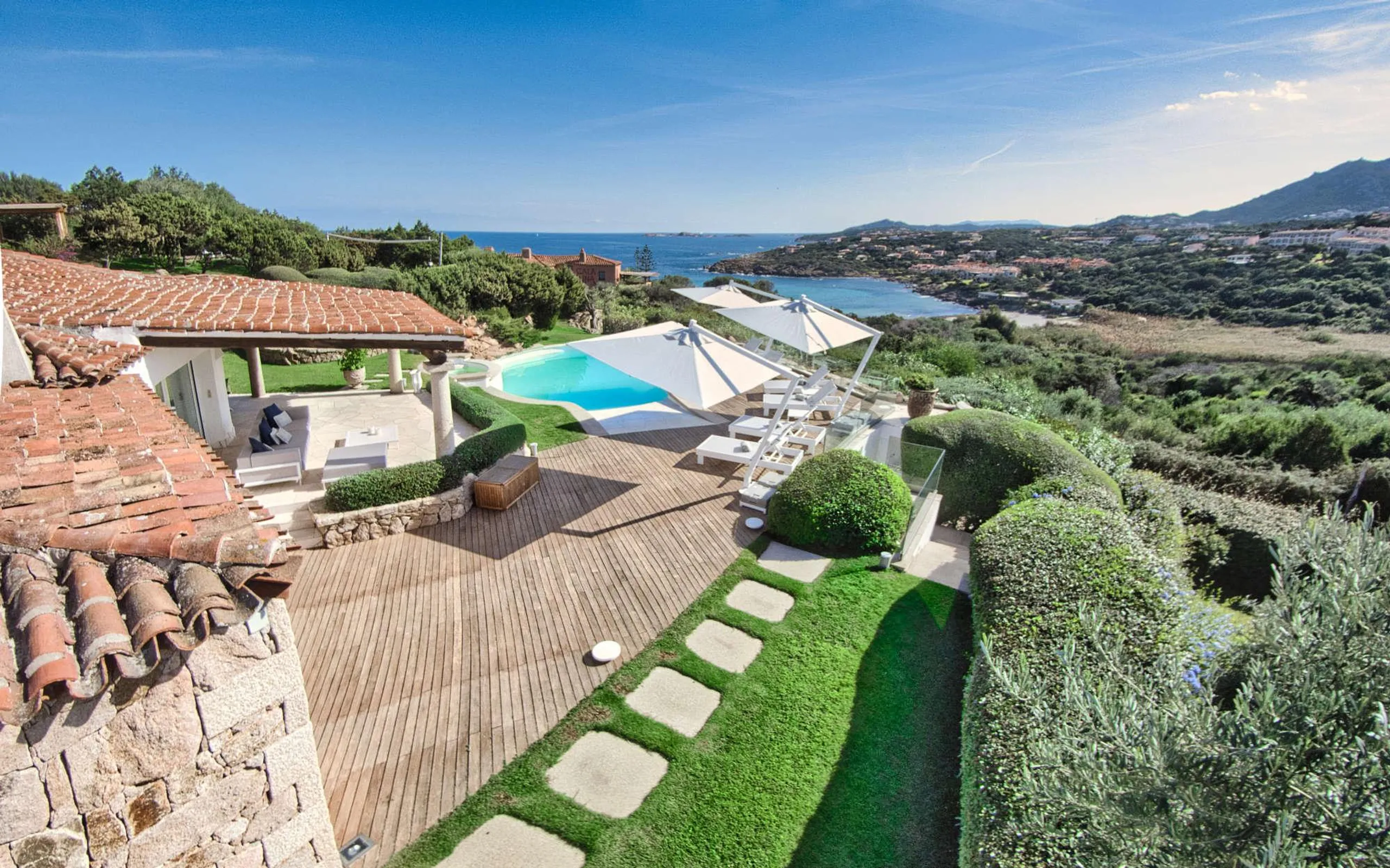 Unveiling tranquility in a Five-Bedroom Haven with Poolside Bliss. — photograph 6