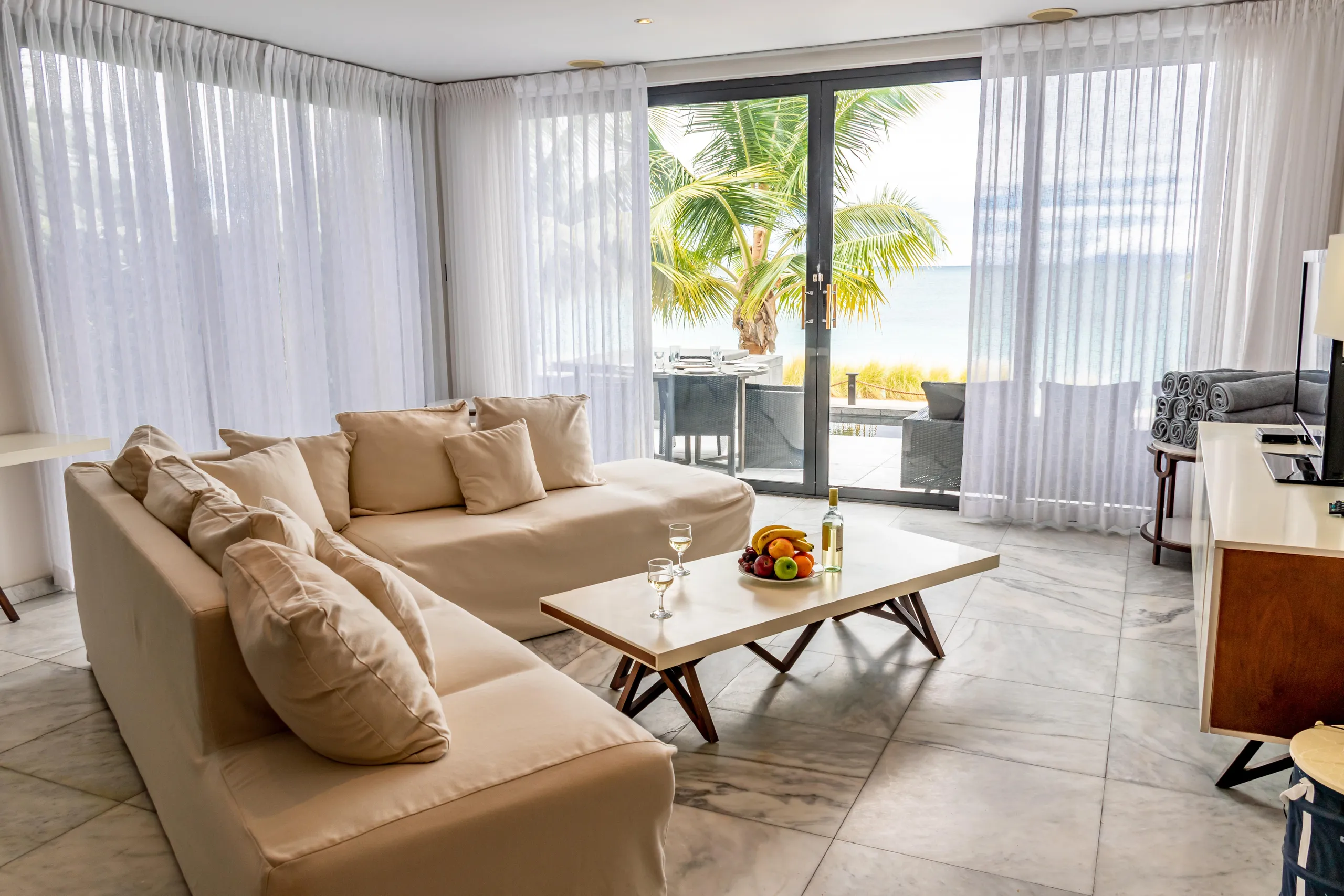 Beachfront Bliss: 3-Bedroom Villa with Pool, BBQ, and Ocean Access — photograph 4
