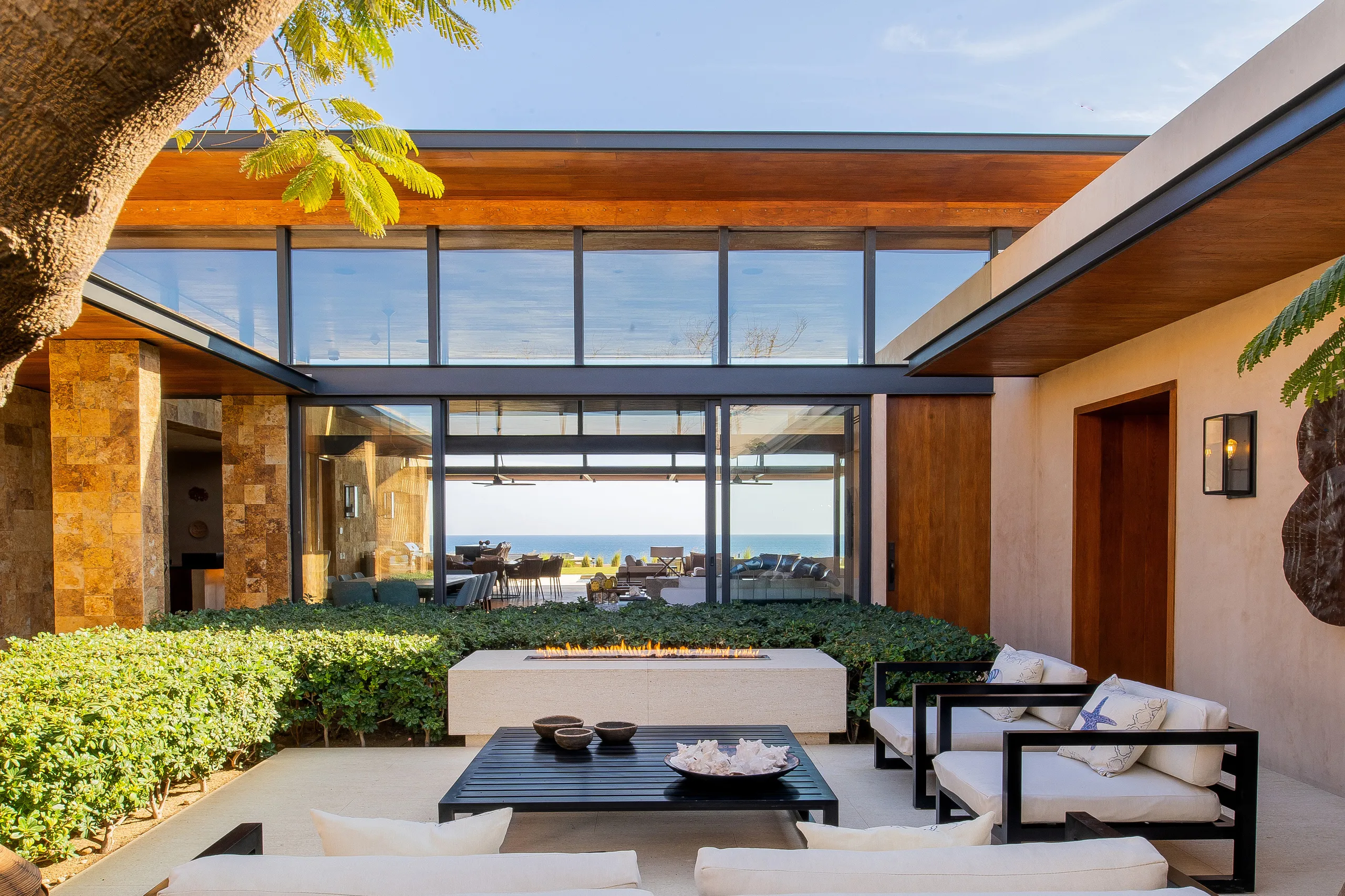 Exclusive Enclave Estate with Private Pool and Ocean Views — photograph 3