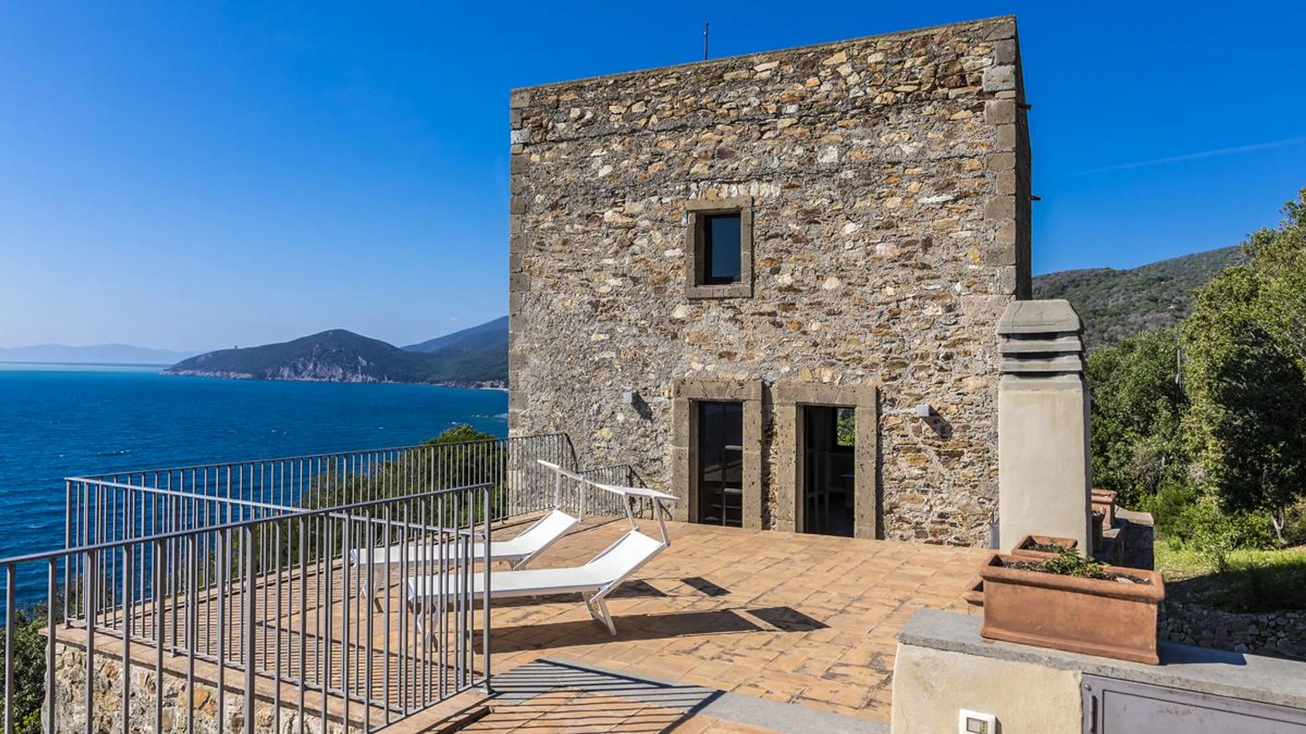 Seaside 15th-Century Tower Villa Panoramic Sea Views, Garden, and Beach Access — photograph 10