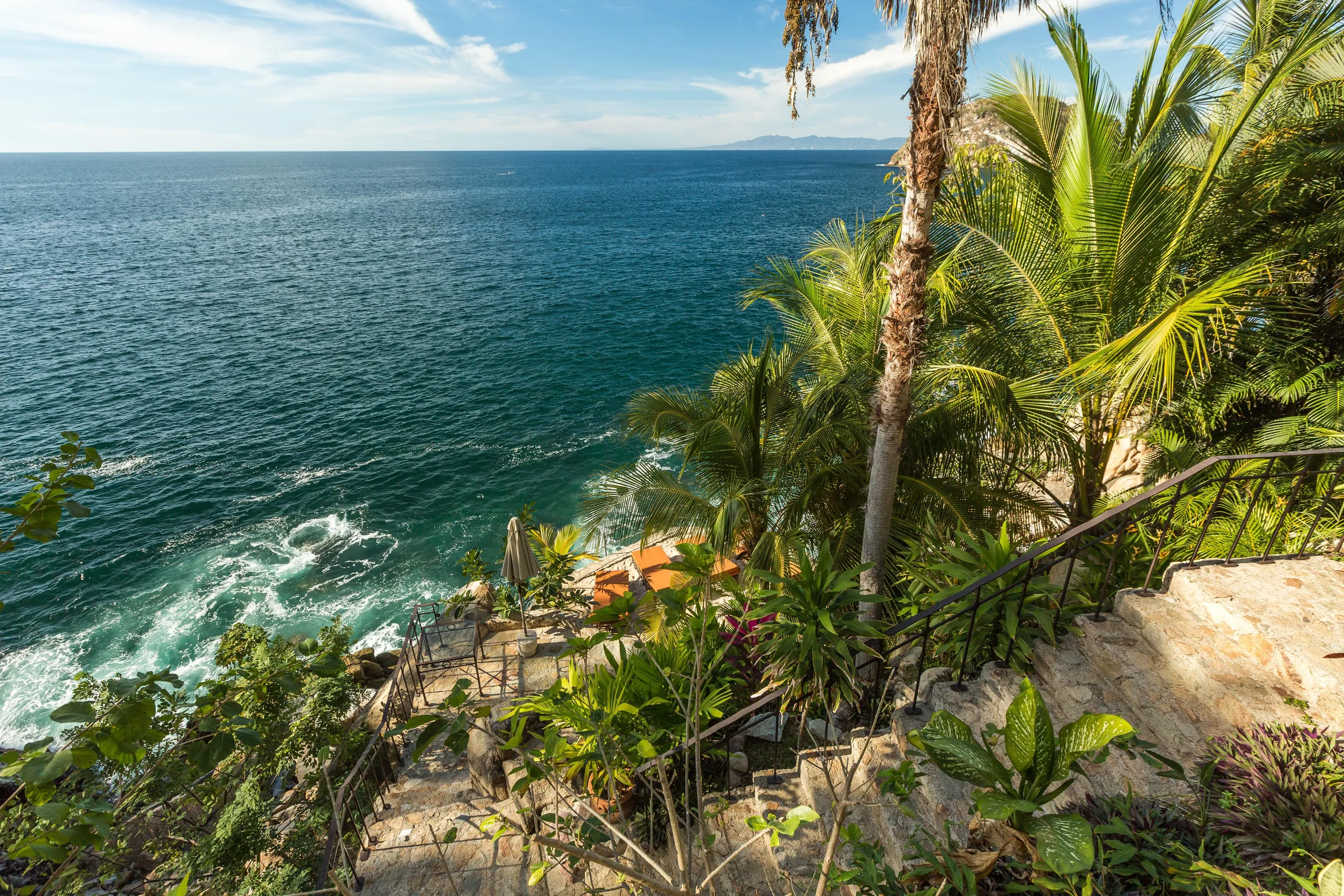 Elegant Cliffside Luxury Retreat with Infinity Pool and Ocean Views — photograph 6