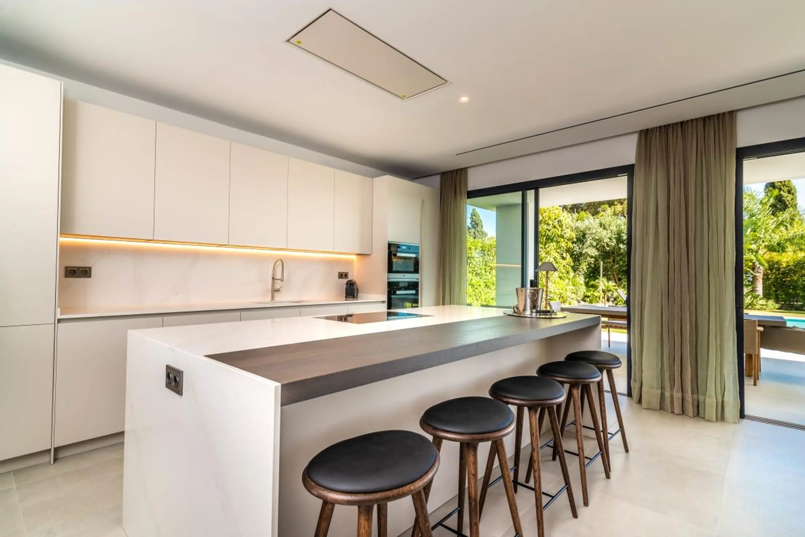 Modern Elegant Estate with Private Pool and Home Theater — photograph 10