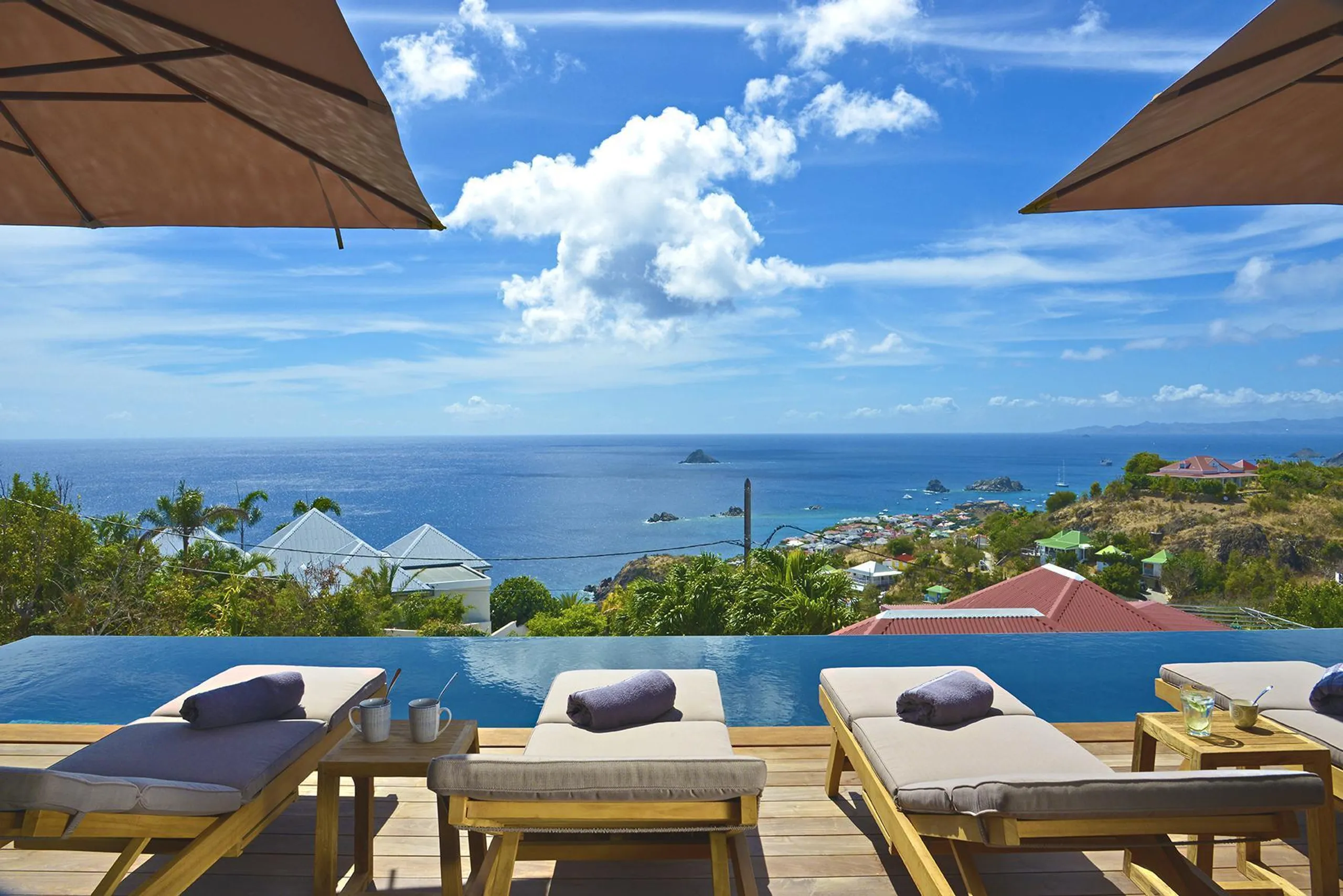 Pristine Paradise Villa with Infinity Pool and Oceanfront Views — photograph 7