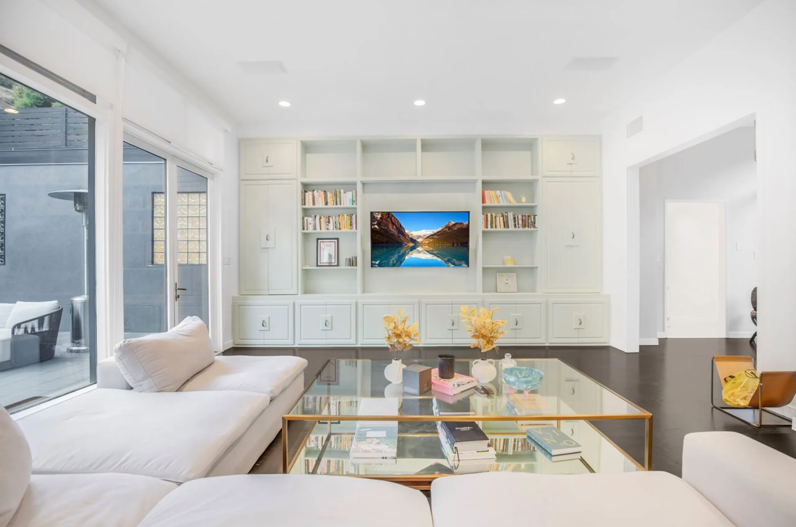 Chic Modern Villa with Triple Waterfall Pool and Sauna in Beverly Hills — photograph 7