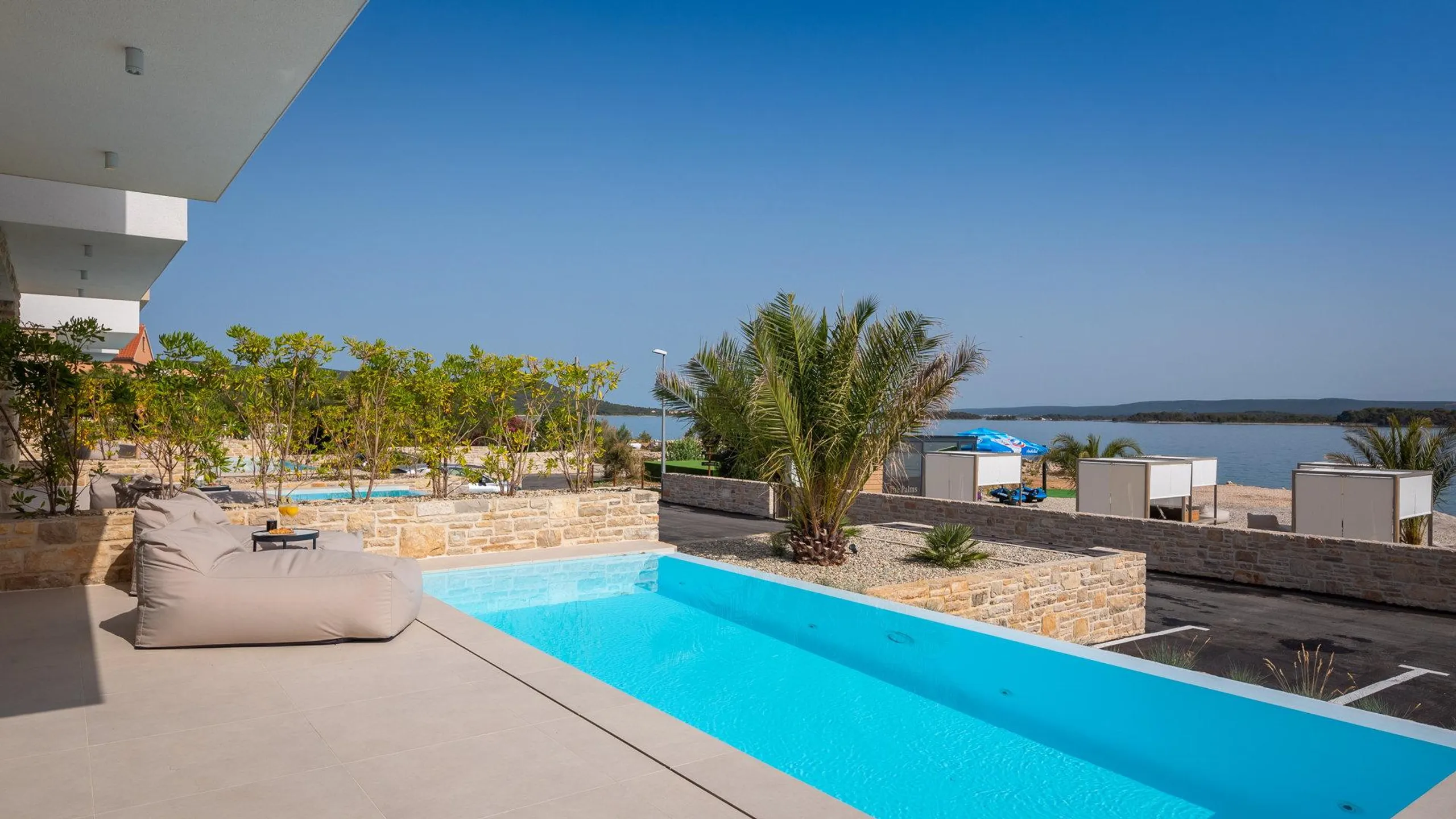 Gleaming Villa with Pool with Endless Sea on the Horizon — photograph 2