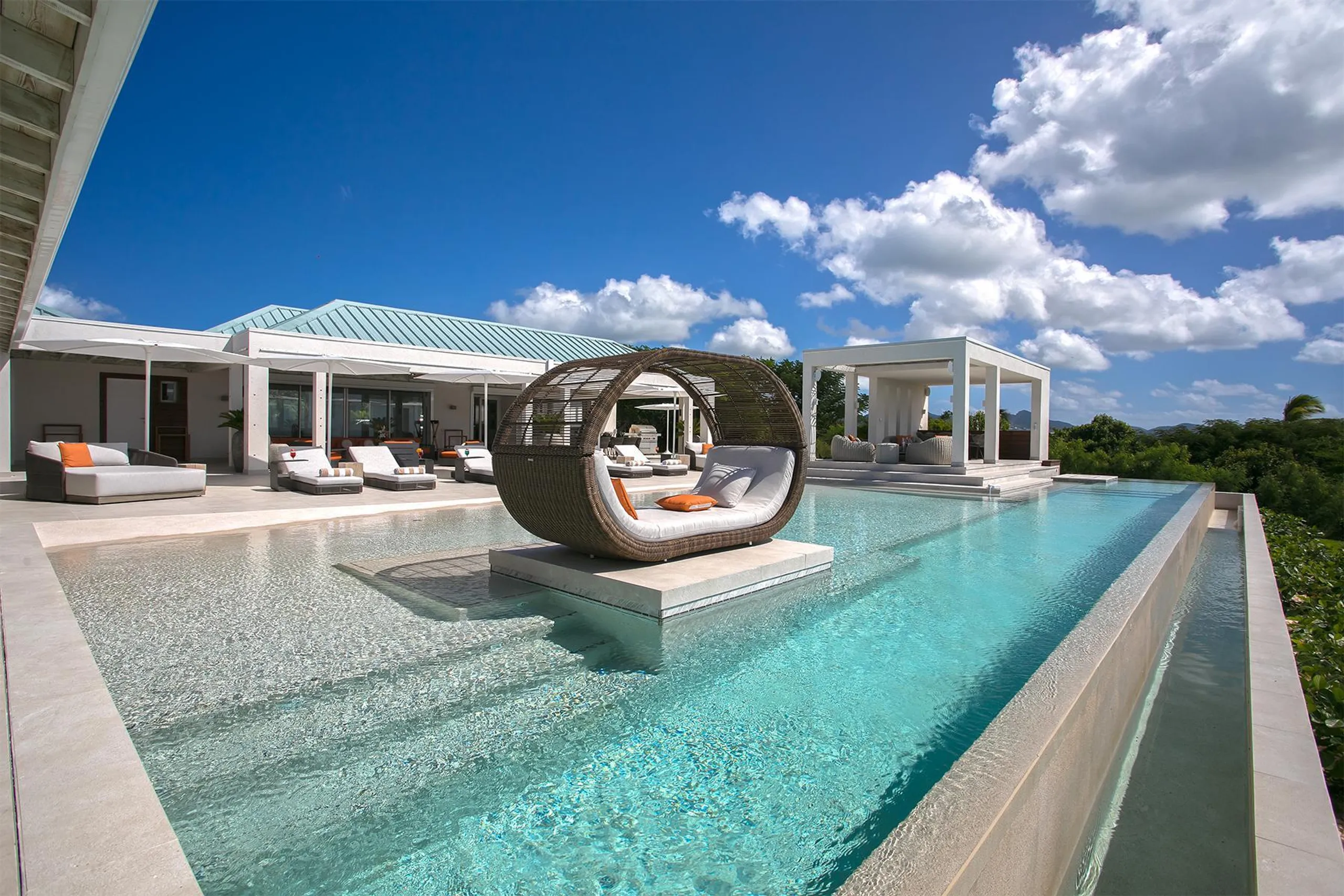 Exclusive Luxe Retreat with Infinity Pool and Breathtaking Ocean Views — photograph 5