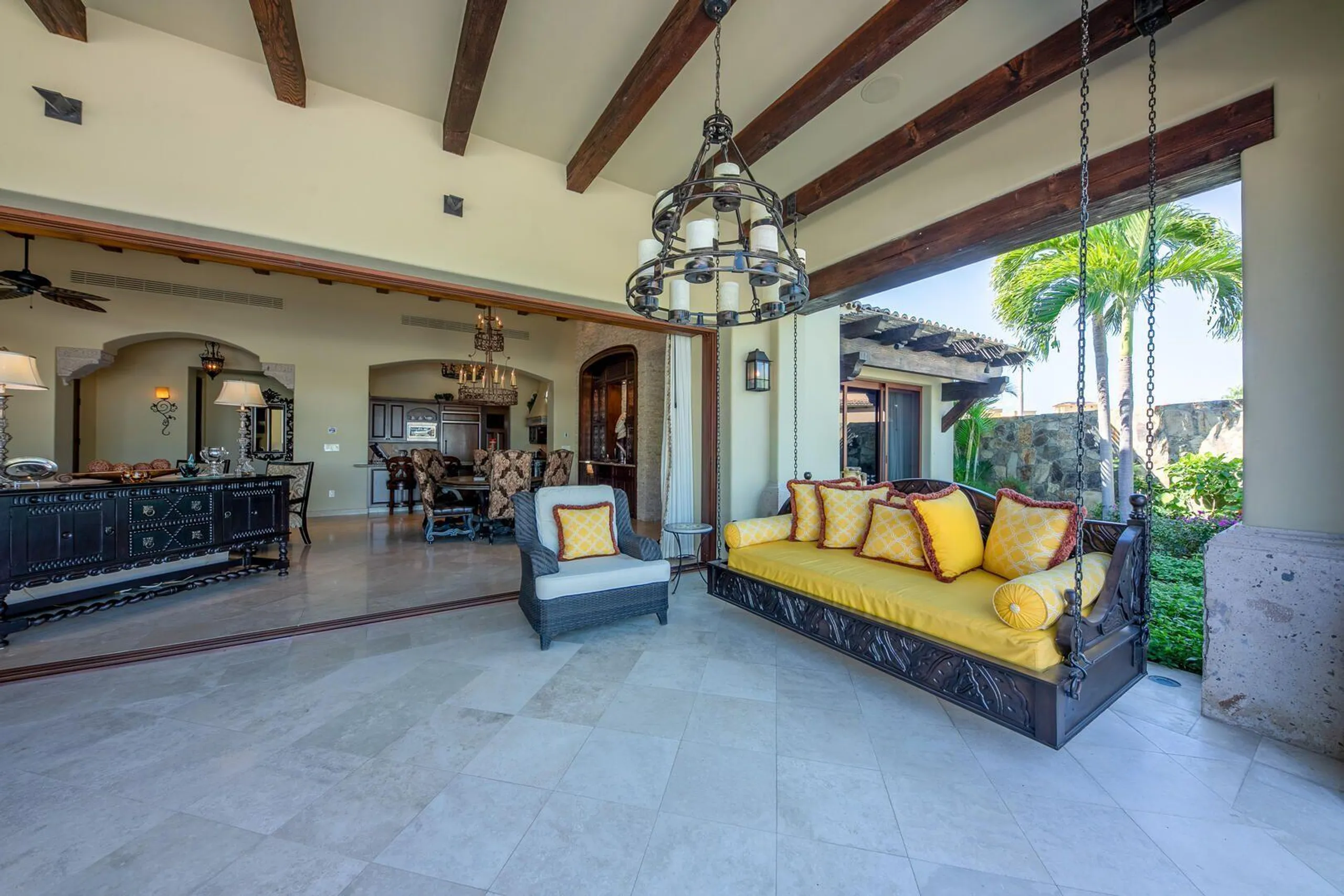 Spectacular Seaside Escape with Infinity Pool and Ocean Views — photograph 8