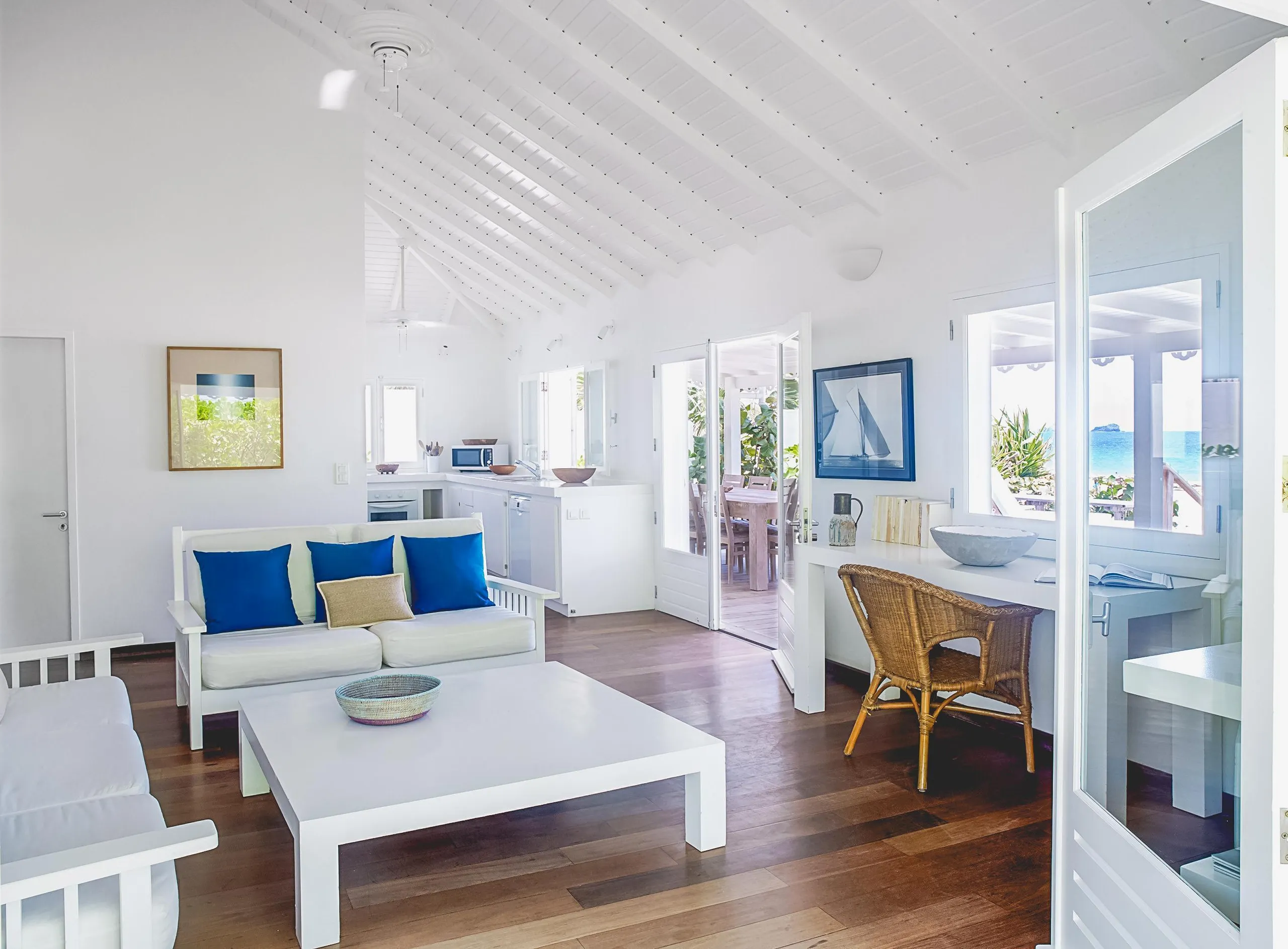 Majestic Beachfront Villa with Walks to Beach and Tropical Garden Grounds — photograph 12