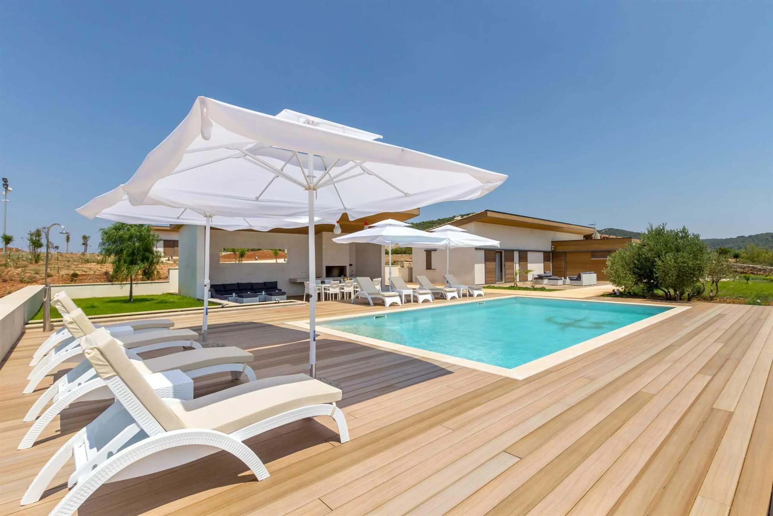 Radiant Modern Villa with Pool, Sauna, and Tennis Court in Hvar — photograph 5