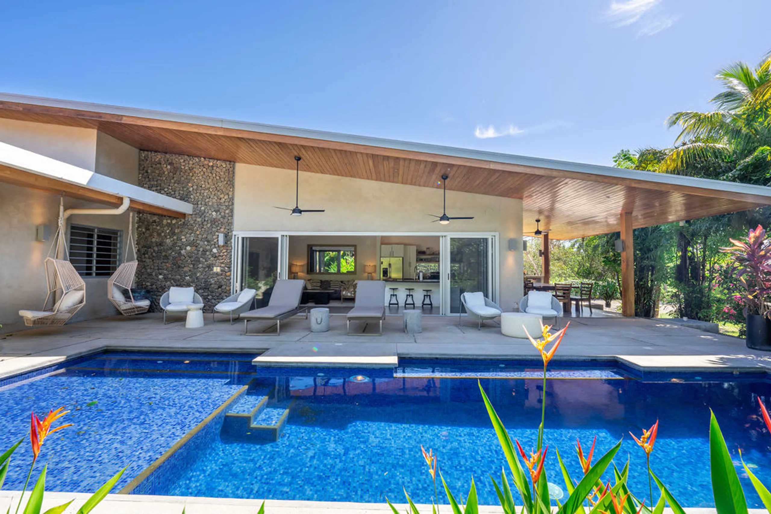 Exquisite Modern Villa with Private Pool, Steps from the Beach — photograph 4