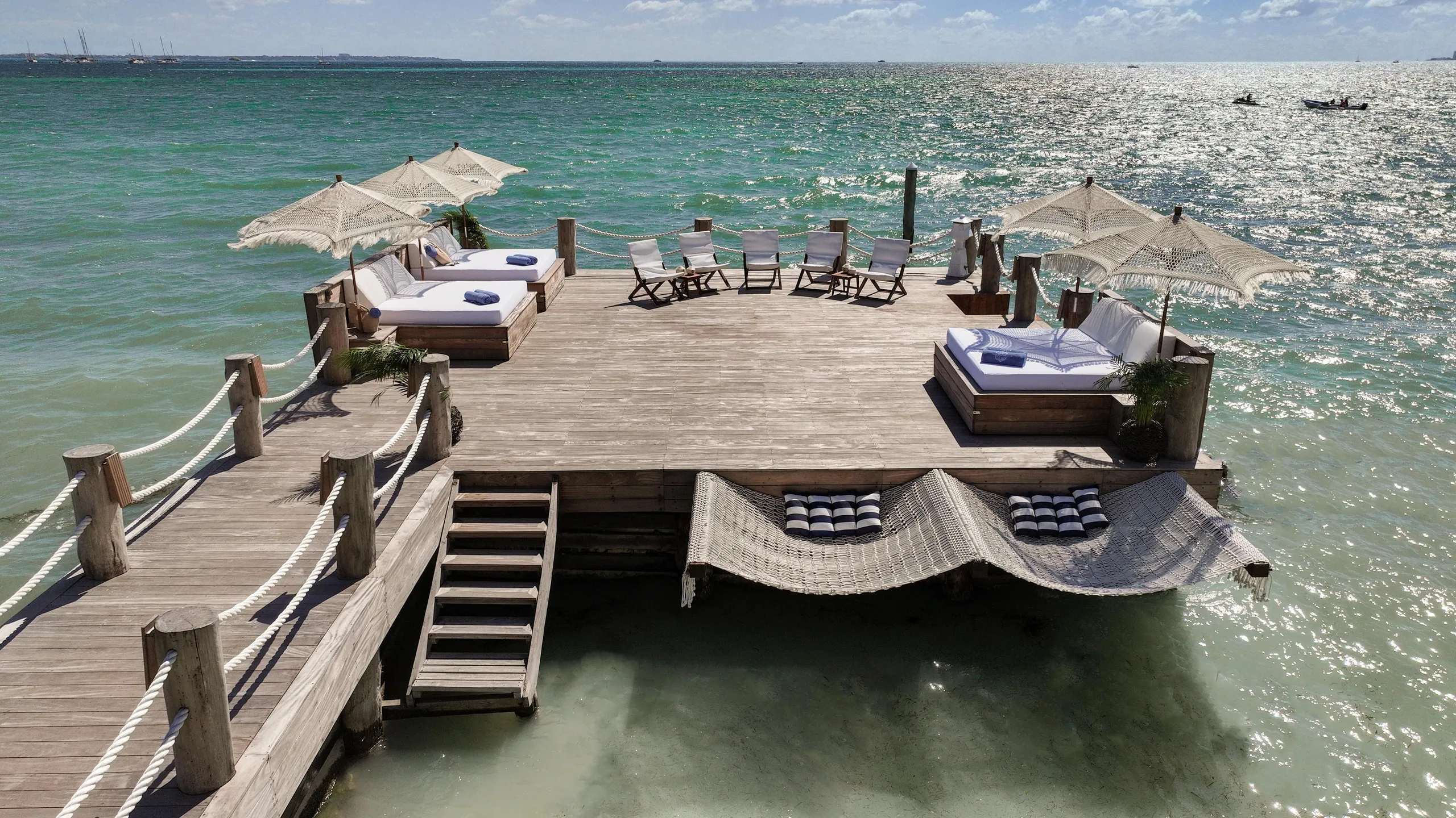 Stunning Contemporary Luxury Beach Front Estate with Infinity Pool — photograph 4
