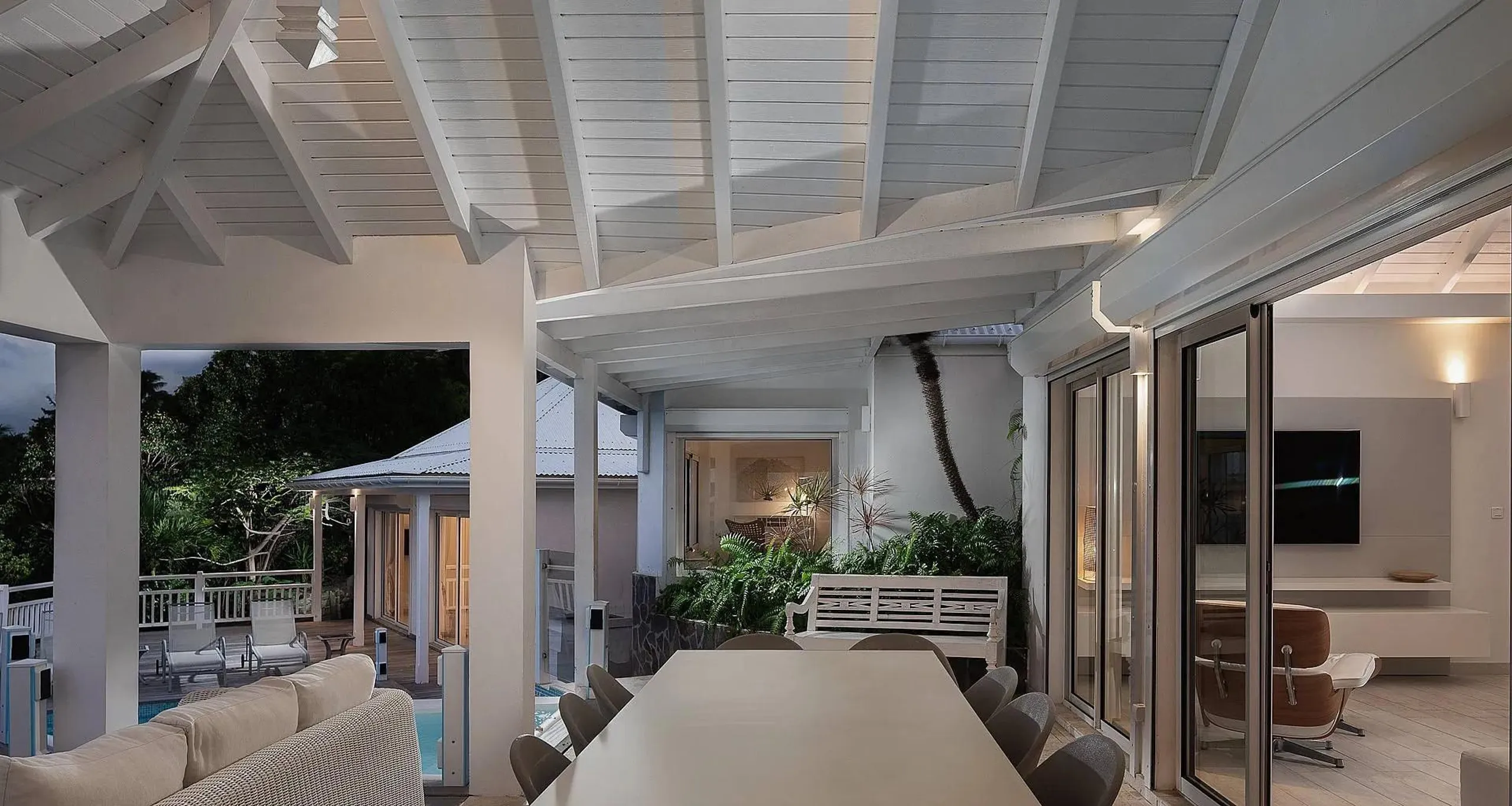 Stunning Seaside Retreat with Private Pool and Walks to the Beach — photograph 11