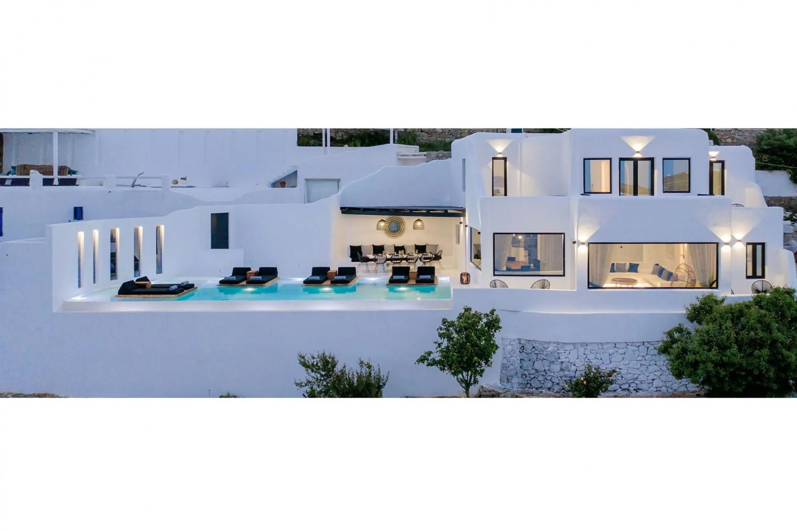 Lavish Luxury Retreat with Infinity Pools, Onsite Beach and Captivating Views — photograph 5