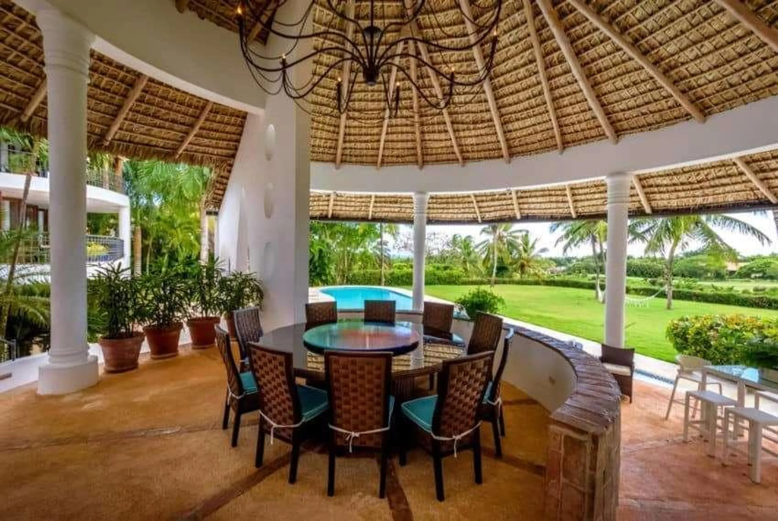 Luxe Grand Villa with Private Pool and Lush Grounds — photograph 7