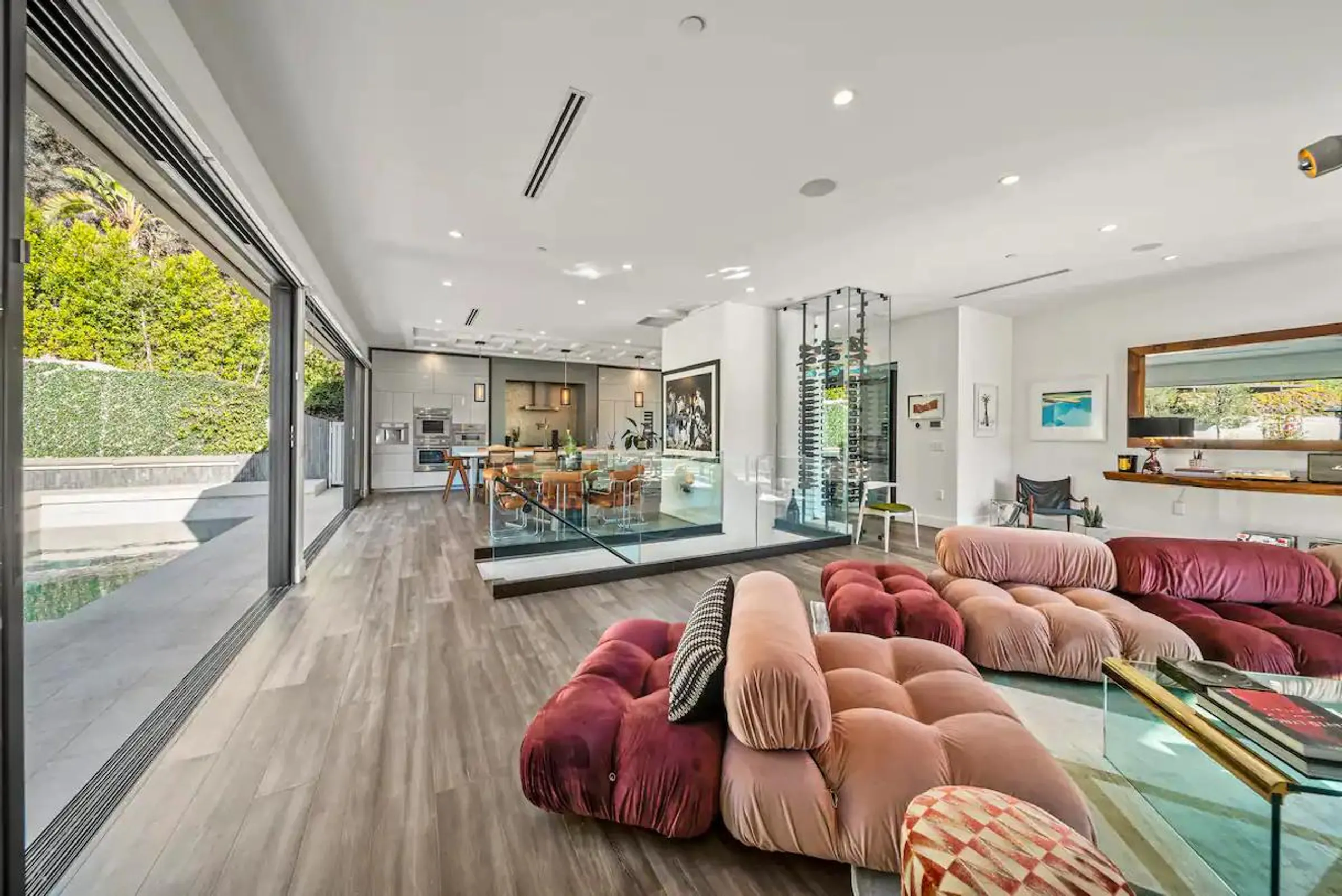 Grandiose Estate with Private Pool and Indoor-Outdoor Living — photograph 8