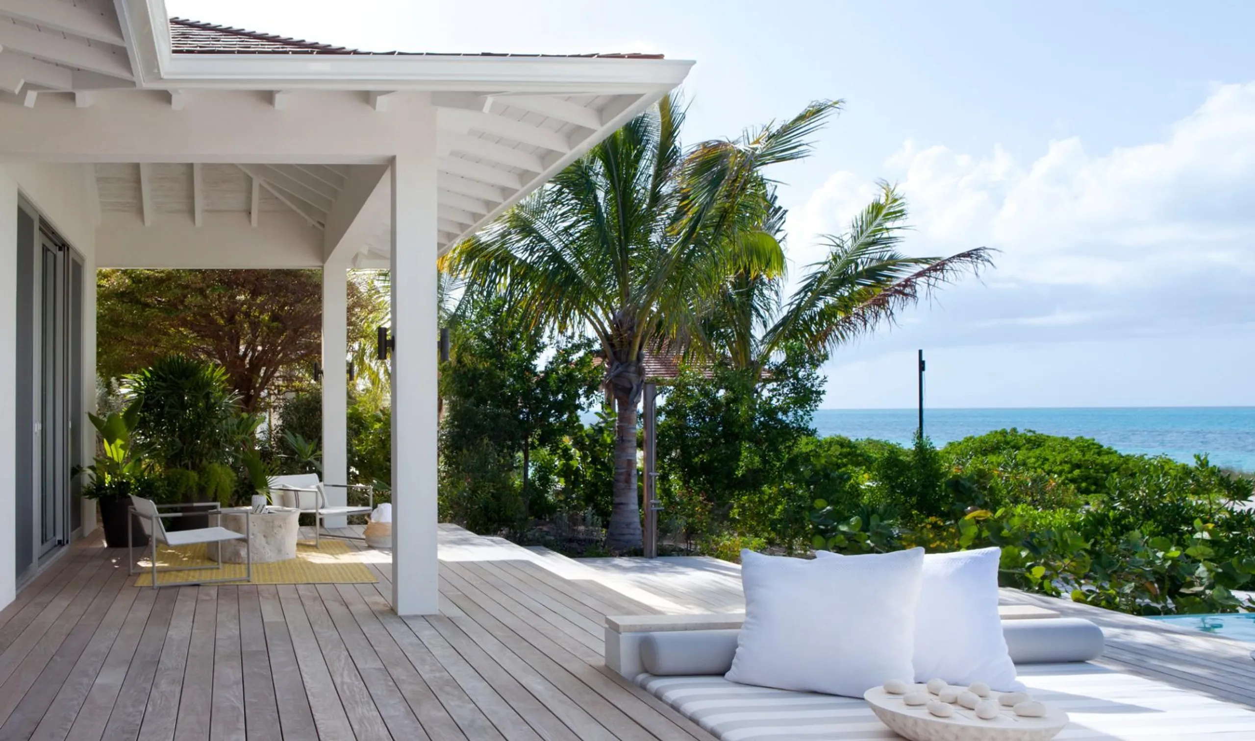 Pristine Grace Bay Beach Villa with Infinity Pool and Immersive Turks and Caicos Panoramas — photograph 3