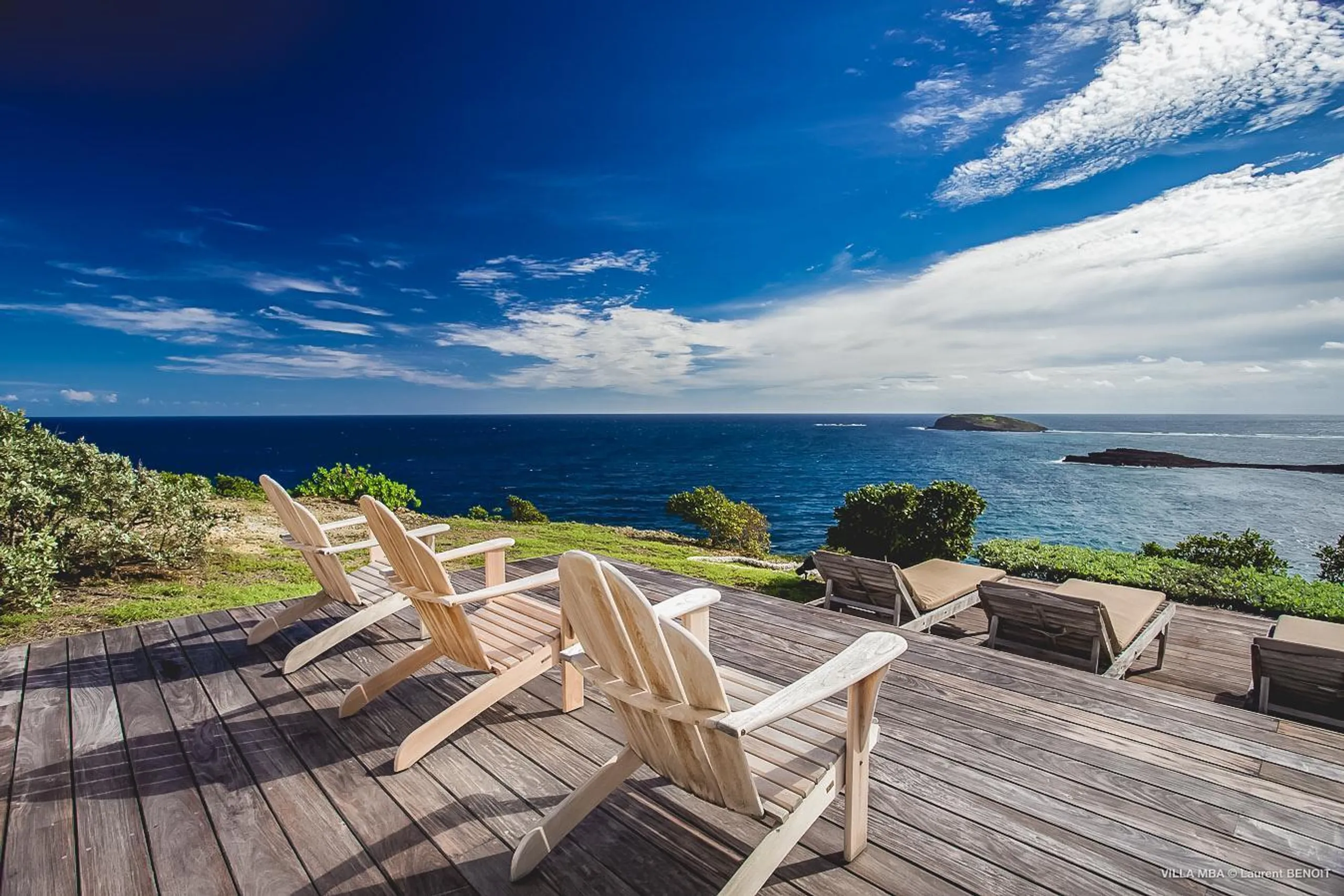 Elegant Seaside Villa with Private Pool and Walks to Beach — photograph 2