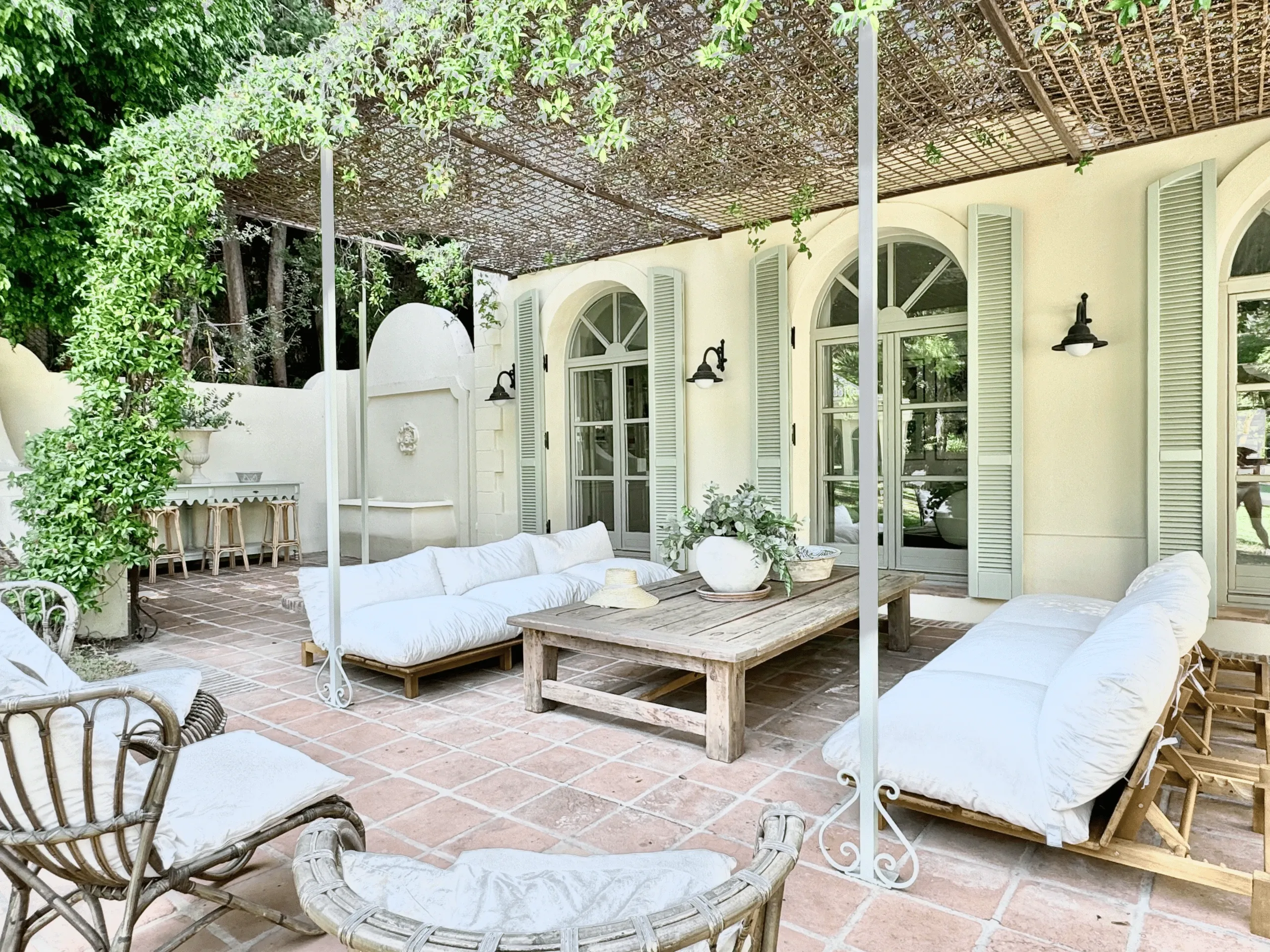 Majestic Traditional Estate with Private Pool and Stunning Garden Views — photograph 4